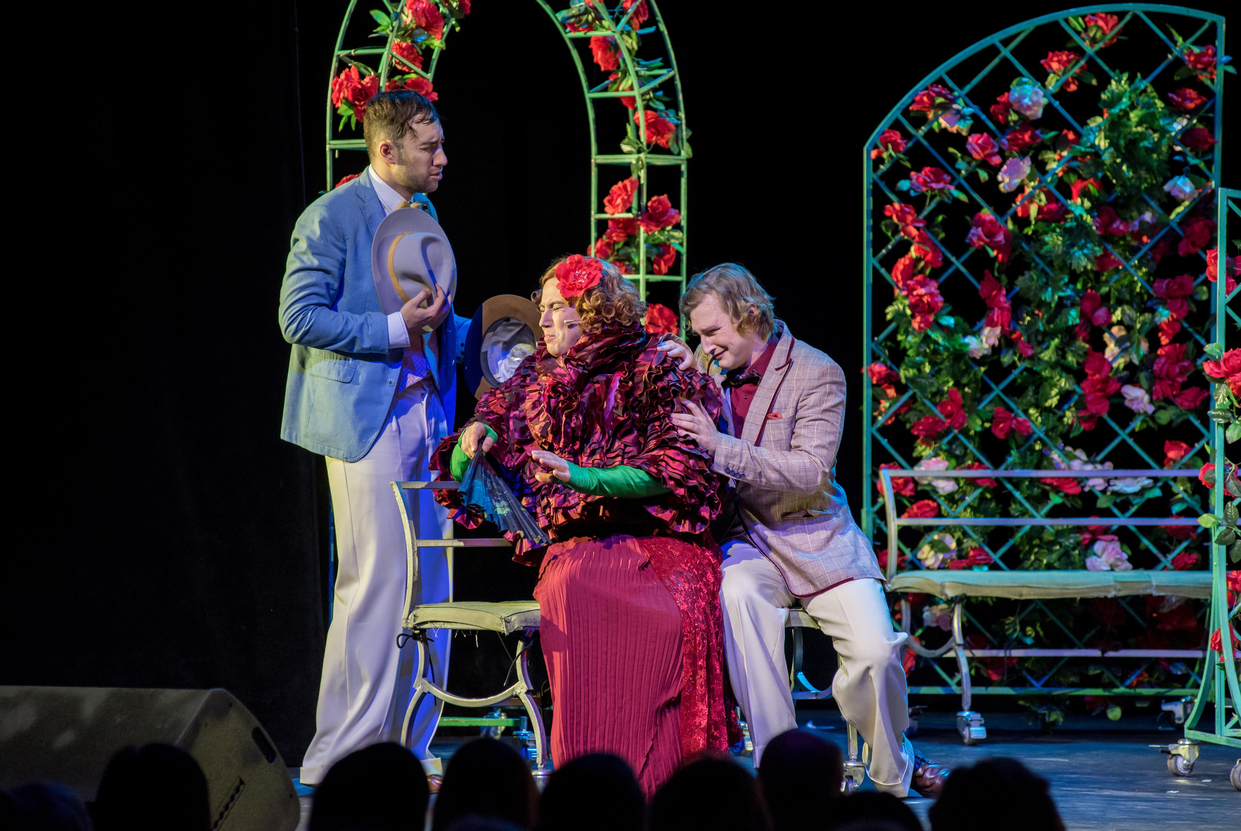 Спектакль «Здравствуйте, я ваша тётя!» — театр «На Басманной». Бренд-фотограф для экспертов и блогеров в Москве Влада Горбовская