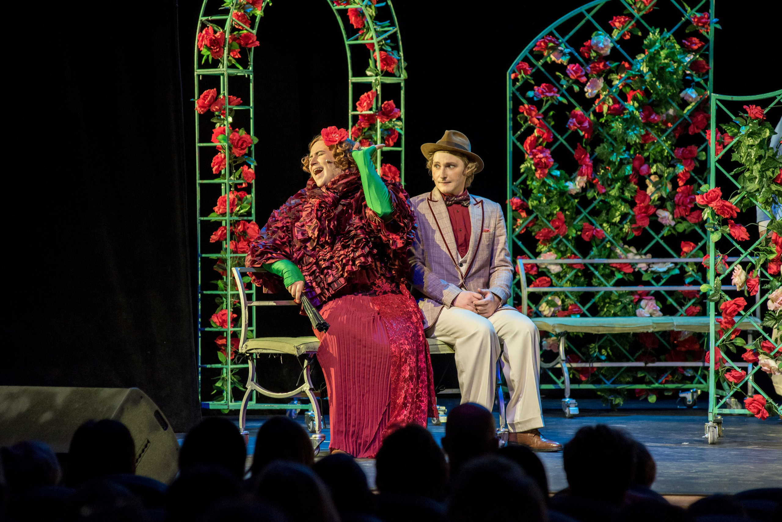 Спектакль «Здравствуйте, я ваша тётя!» — театр «На Басманной». Бренд-фотограф для экспертов и блогеров в Москве Влада Горбовская