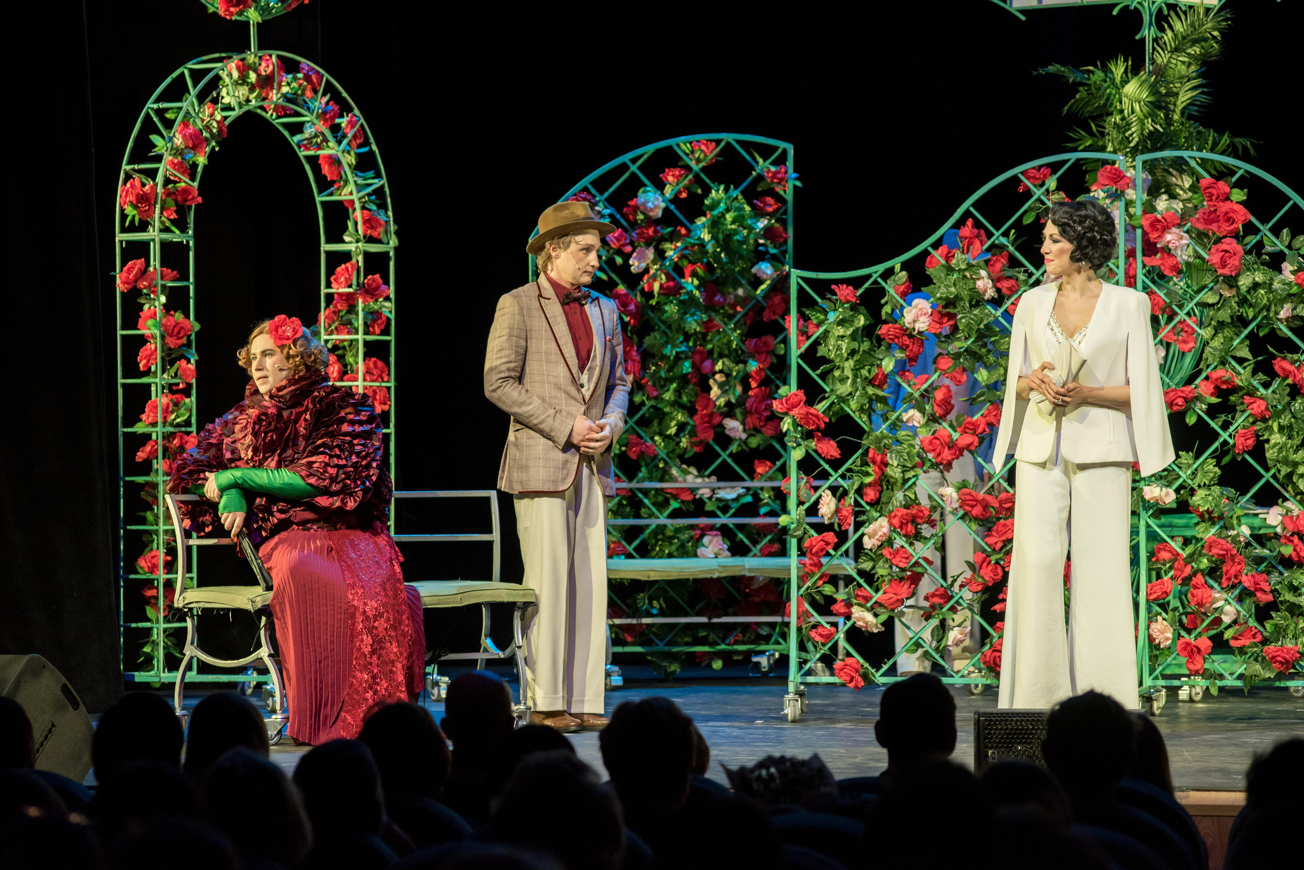 Спектакль «Здравствуйте, я ваша тётя!» — театр «На Басманной». Бренд-фотограф для экспертов и блогеров в Москве Влада Горбовская