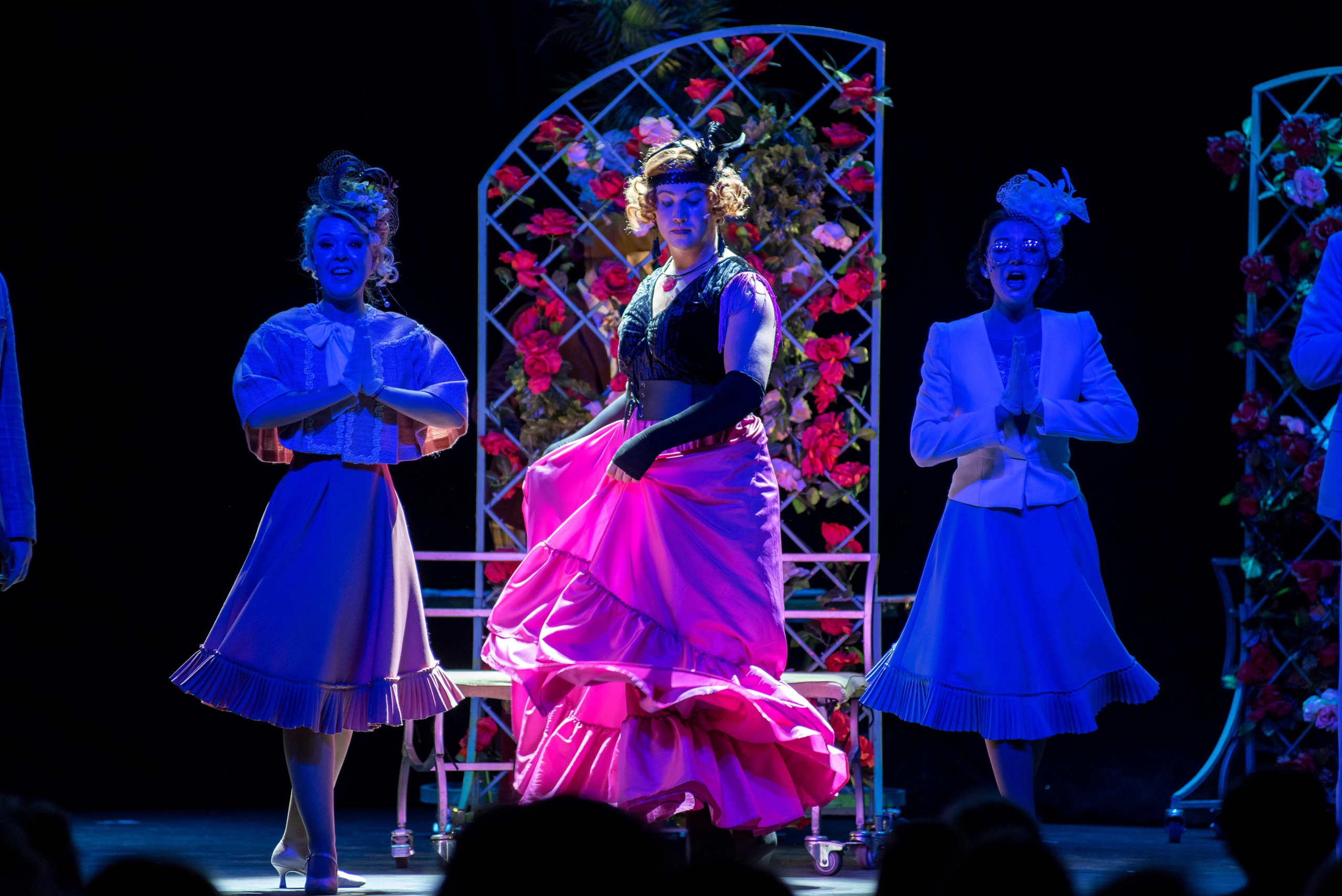 Спектакль «Здравствуйте, я ваша тётя!» — театр «На Басманной». Бренд-фотограф для экспертов и блогеров в Москве Влада Горбовская