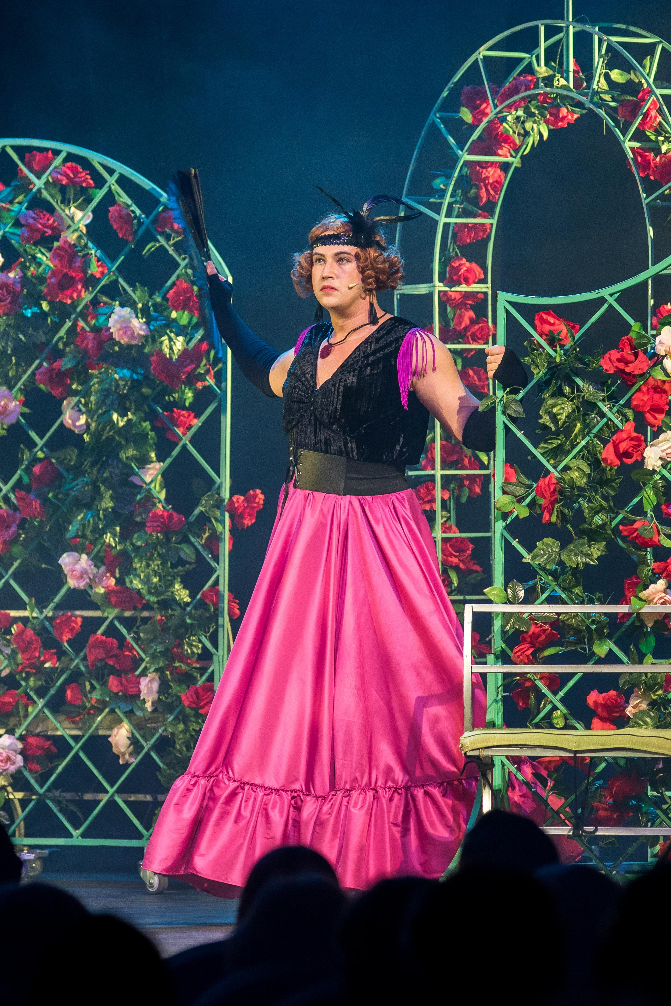 Спектакль «Здравствуйте, я ваша тётя!» — театр «На Басманной». Бренд-фотограф для экспертов и блогеров в Москве Влада Горбовская