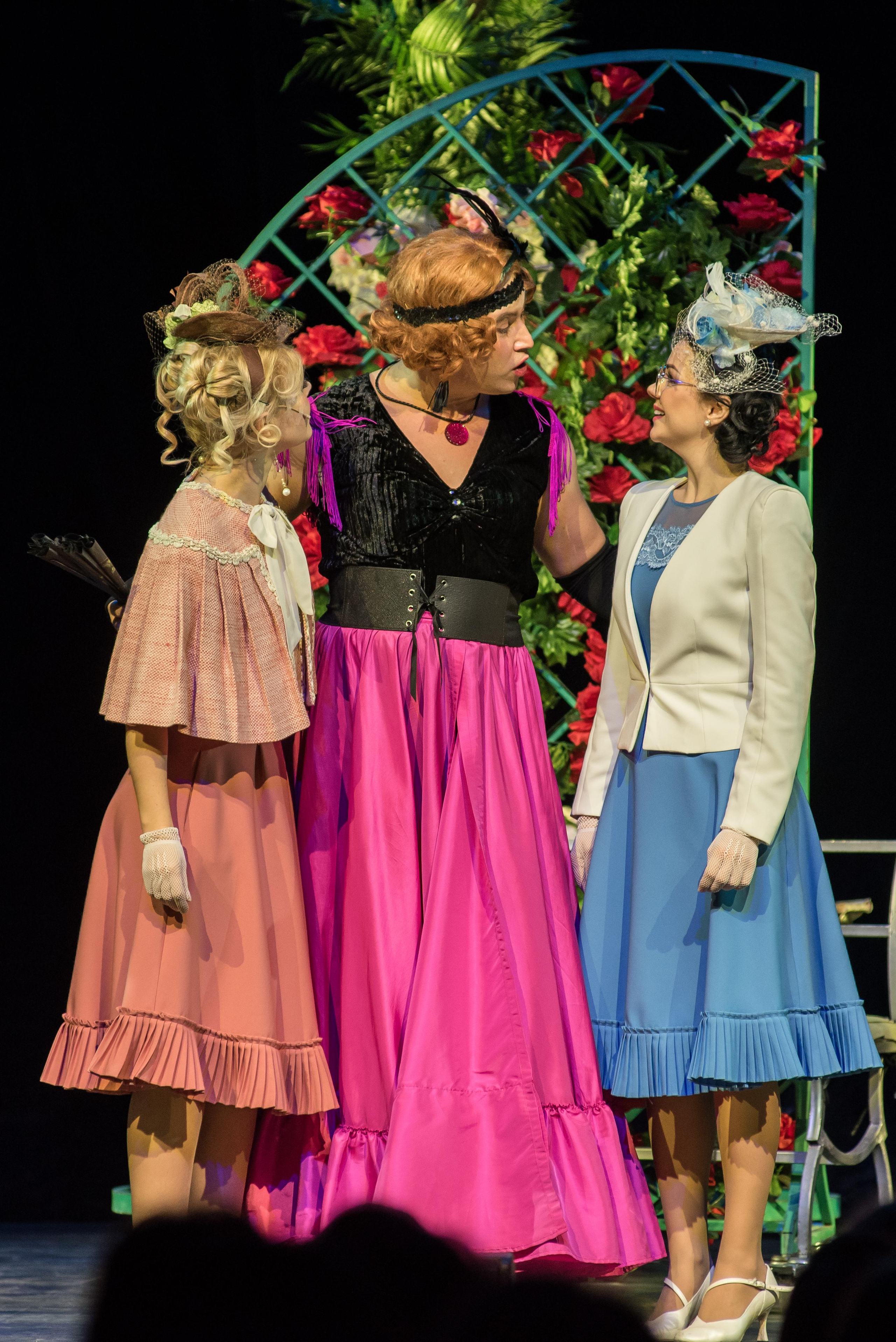 Спектакль «Здравствуйте, я ваша тётя!» — театр «На Басманной». Бренд-фотограф для экспертов и блогеров в Москве Влада Горбовская