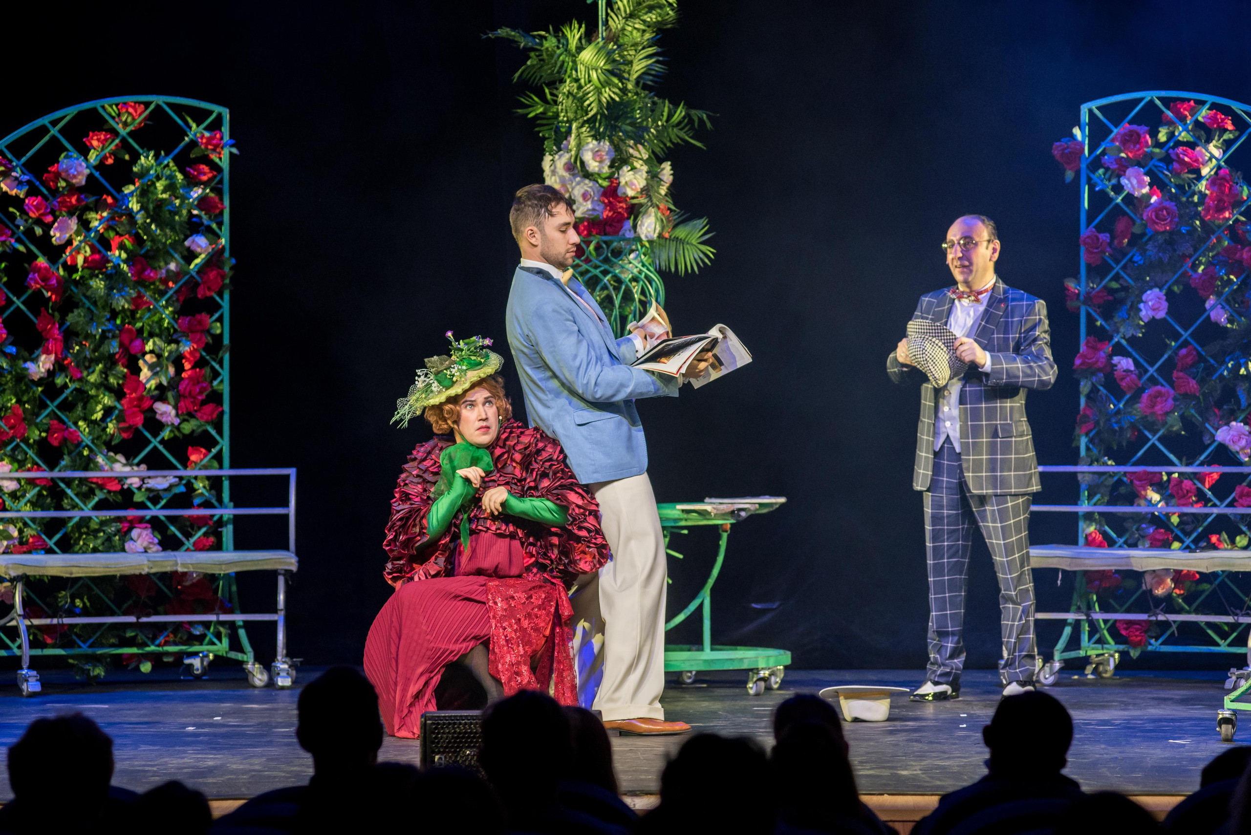 Спектакль «Здравствуйте, я ваша тётя!» — театр «На Басманной». Бренд-фотограф для экспертов и блогеров в Москве Влада Горбовская