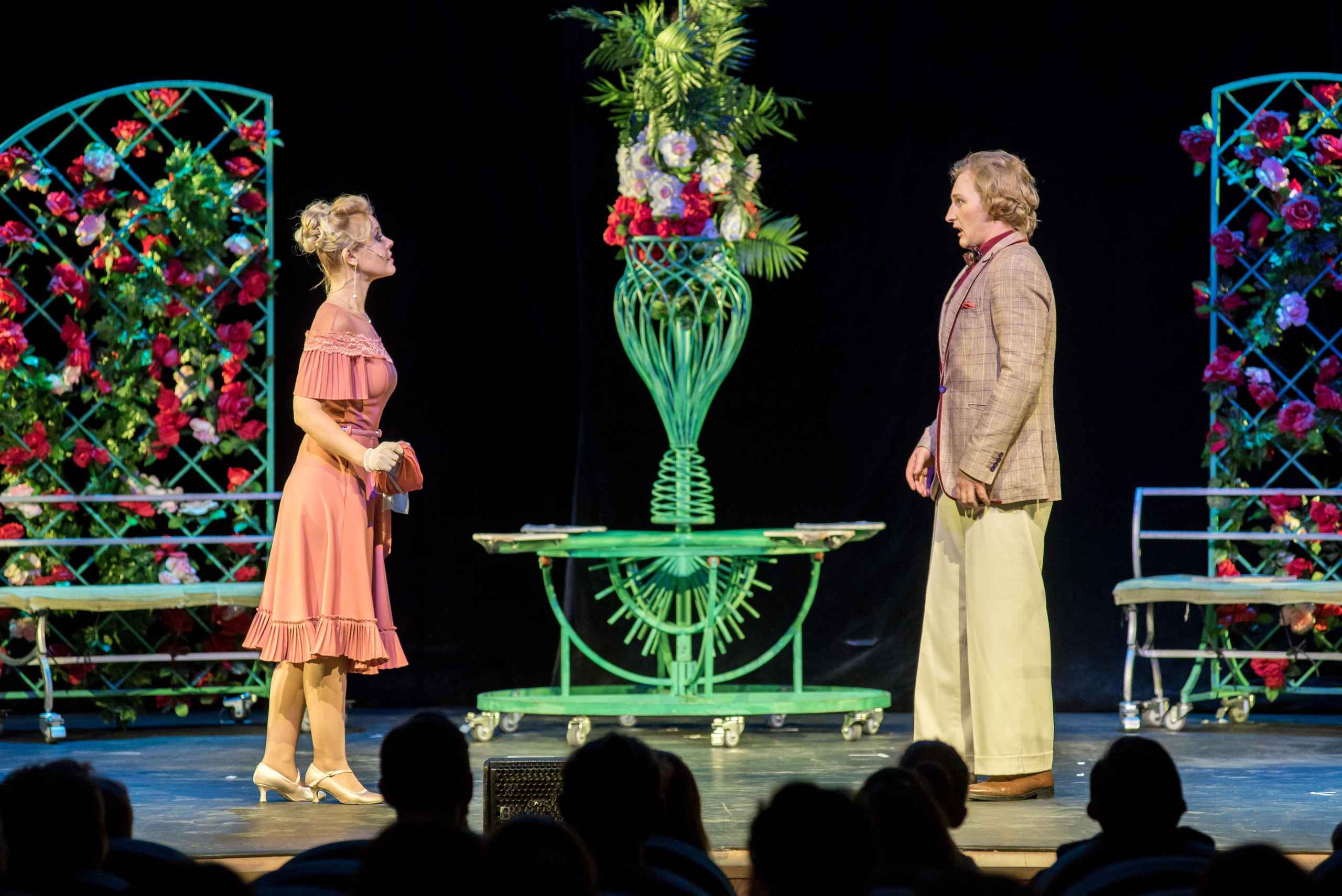 Спектакль «Здравствуйте, я ваша тётя!» — театр «На Басманной». Бренд-фотограф для экспертов и блогеров в Москве Влада Горбовская