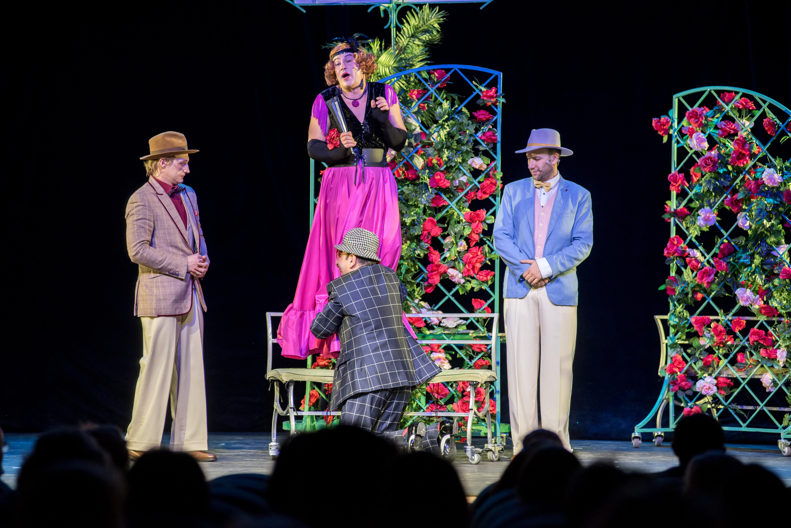 Спектакль «Здравствуйте, я ваша тётя!» — театр «На Басманной». Бренд-фотограф для экспертов и блогеров в Москве Влада Горбовская