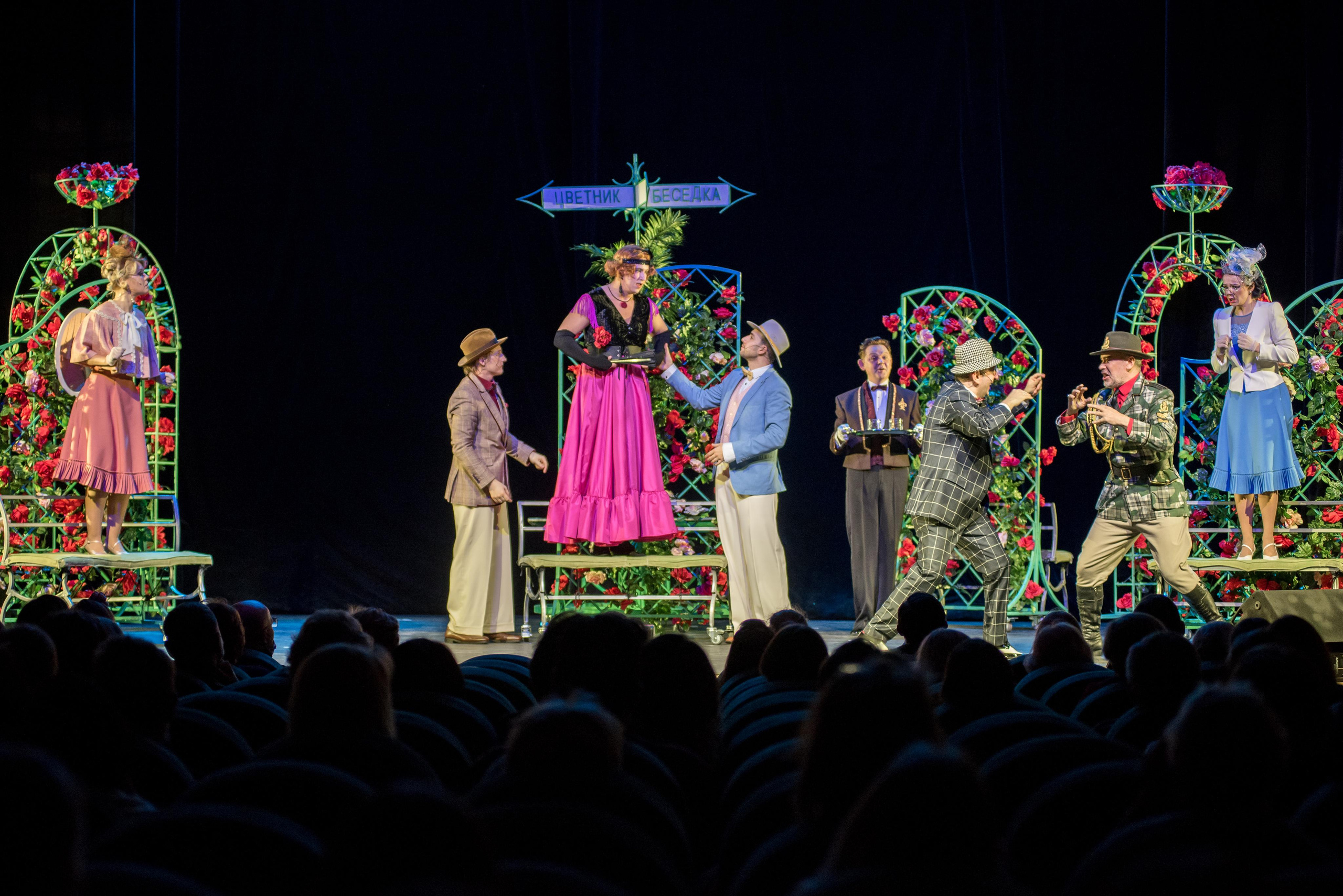 Спектакль «Здравствуйте, я ваша тётя!» — театр «На Басманной». Бренд-фотограф для экспертов и блогеров в Москве Влада Горбовская