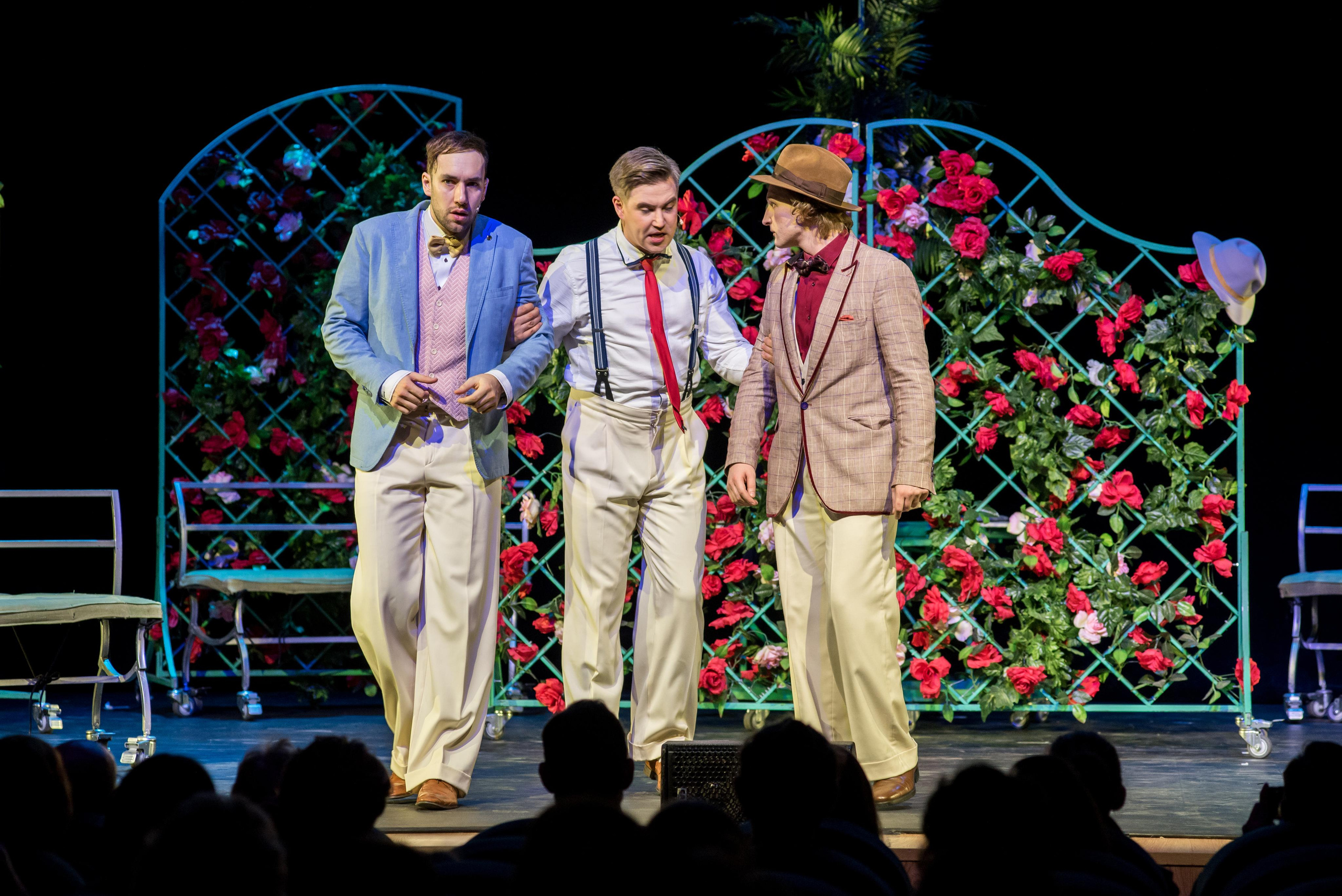 Спектакль «Здравствуйте, я ваша тётя!» — театр «На Басманной». Бренд-фотограф для экспертов и блогеров в Москве Влада Горбовская