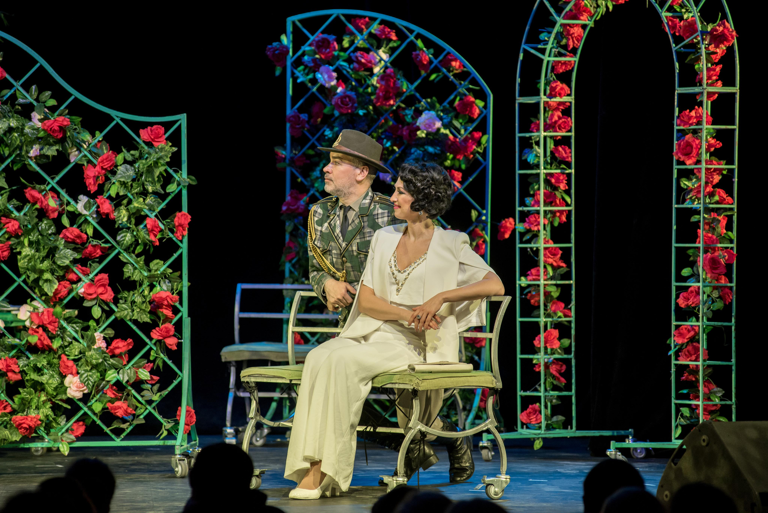 Спектакль «Здравствуйте, я ваша тётя!» — театр «На Басманной». Бренд-фотограф для экспертов и блогеров в Москве Влада Горбовская