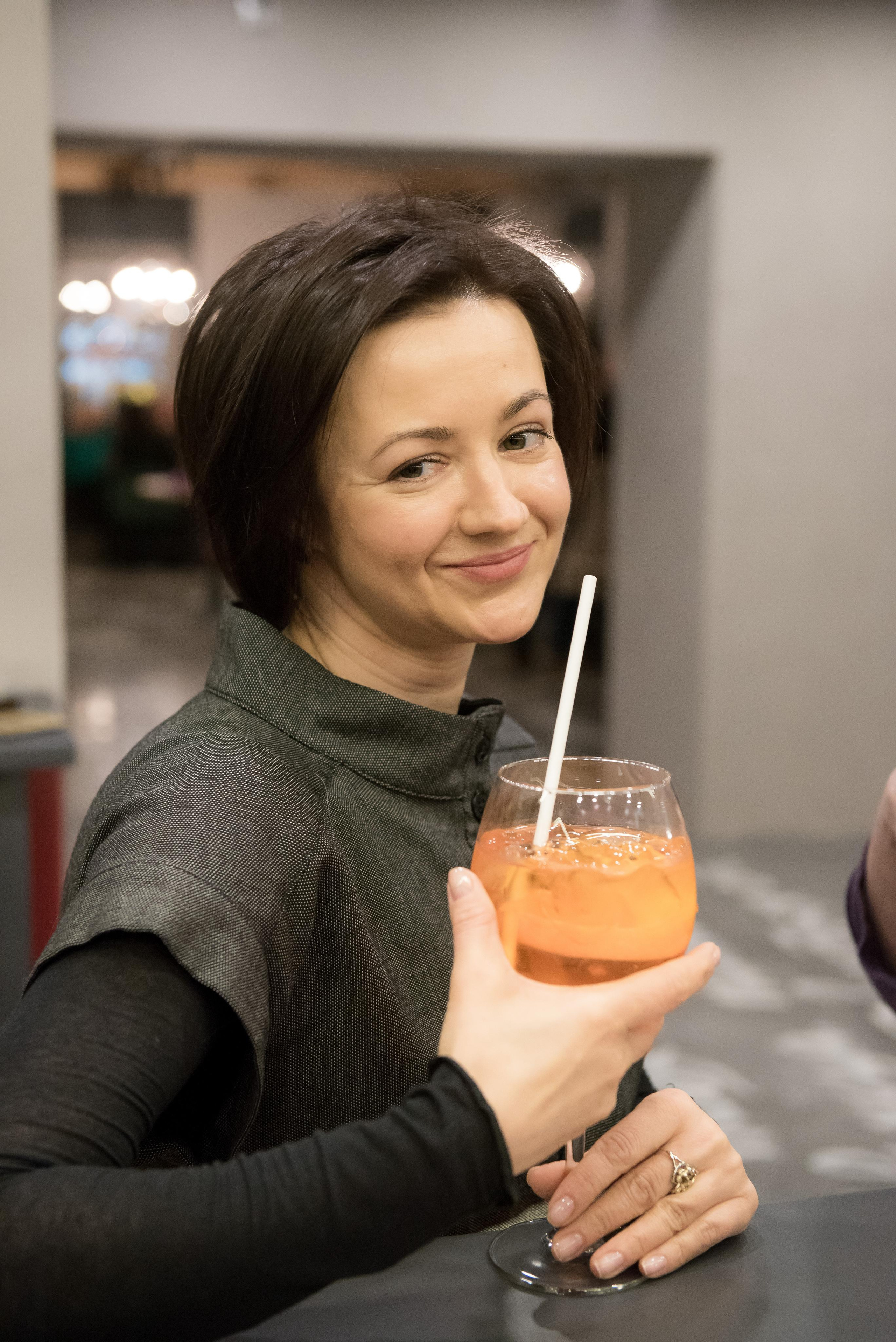 Открытие кафе-бара на Никольской. Бренд-фотограф для экспертов и блогеров в Москве Влада Горбовская