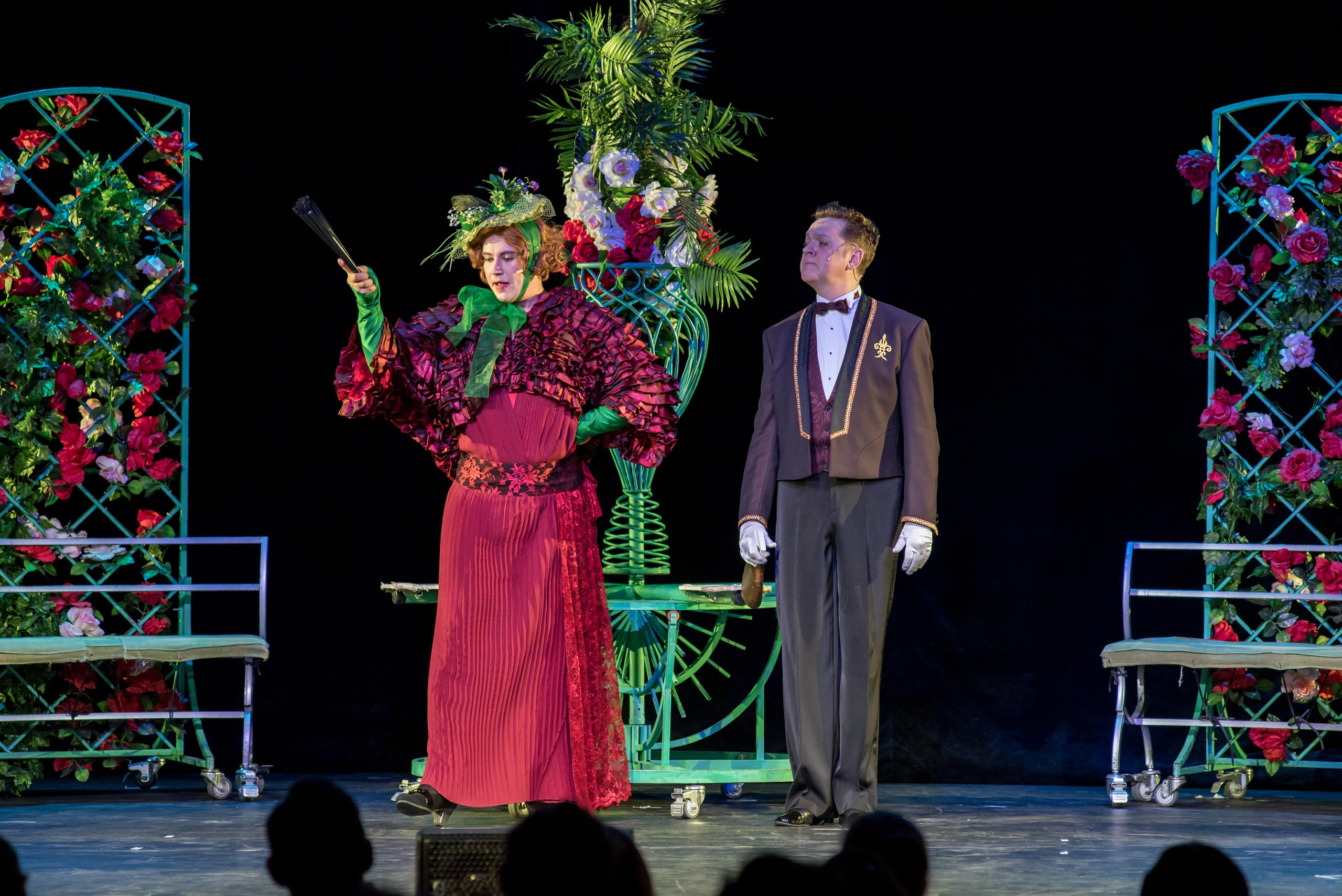 Спектакль «Здравствуйте, я ваша тётя!» — театр «На Басманной». Бренд-фотограф для экспертов и блогеров в Москве Влада Горбовская