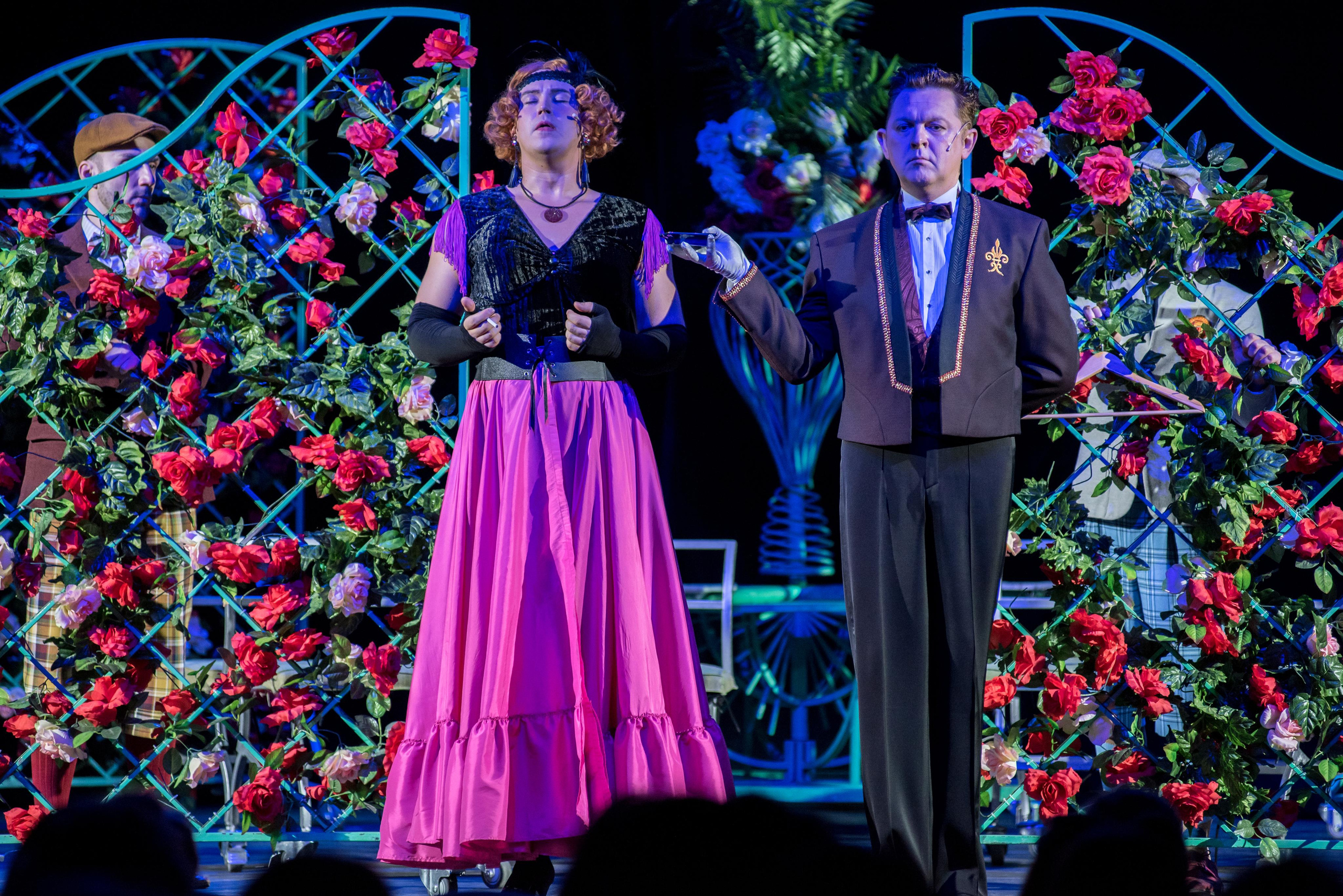 Спектакль «Здравствуйте, я ваша тётя!» — театр «На Басманной». Бренд-фотограф для экспертов и блогеров в Москве Влада Горбовская