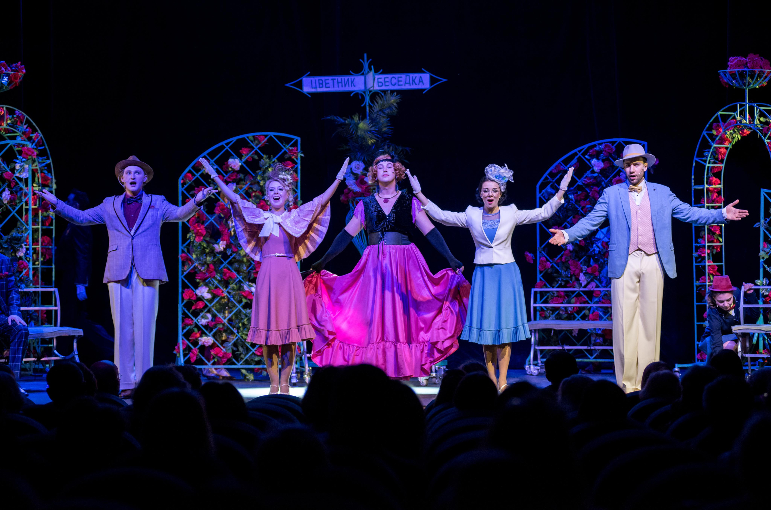 Спектакль «Здравствуйте, я ваша тётя!» — театр «На Басманной». Бренд-фотограф для экспертов и блогеров в Москве Влада Горбовская