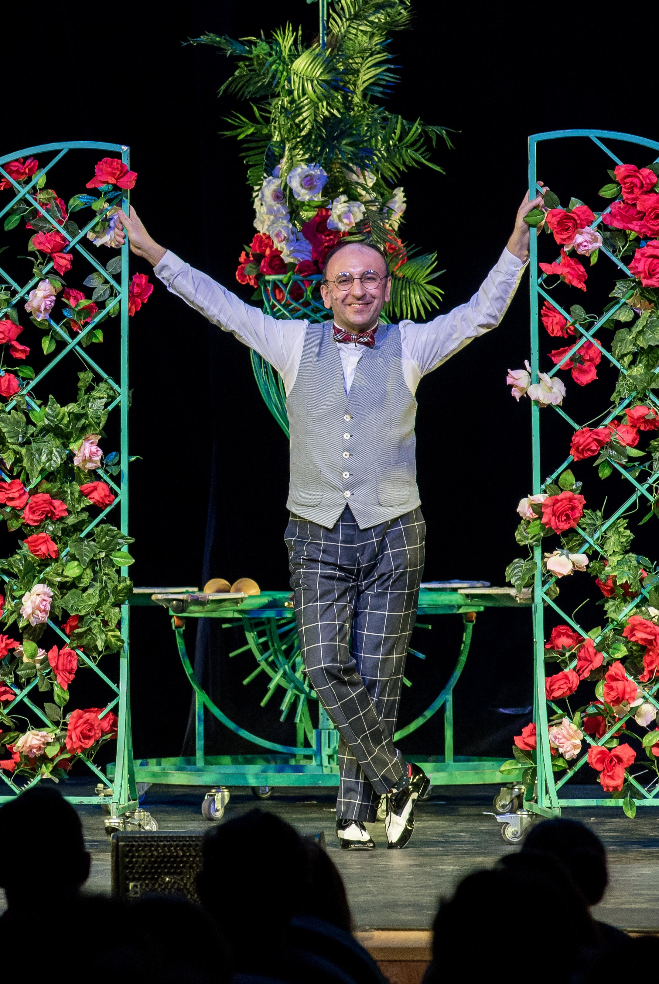 Спектакль «Здравствуйте, я ваша тётя!» — театр «На Басманной». Бренд-фотограф для экспертов и блогеров в Москве Влада Горбовская