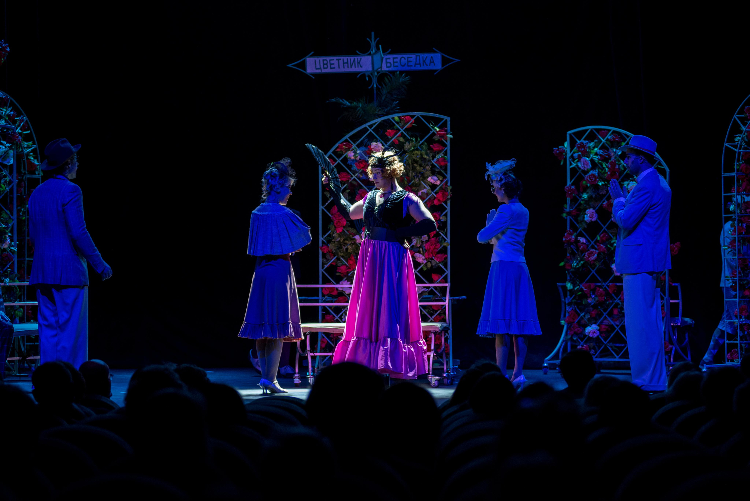 Спектакль «Здравствуйте, я ваша тётя!» — театр «На Басманной». Бренд-фотограф для экспертов и блогеров в Москве Влада Горбовская