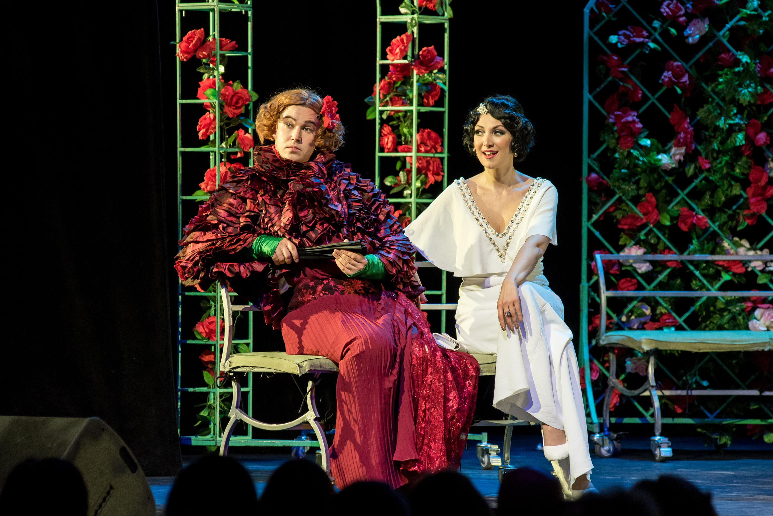 Спектакль «Здравствуйте, я ваша тётя!» — театр «На Басманной». Бренд-фотограф для экспертов и блогеров в Москве Влада Горбовская