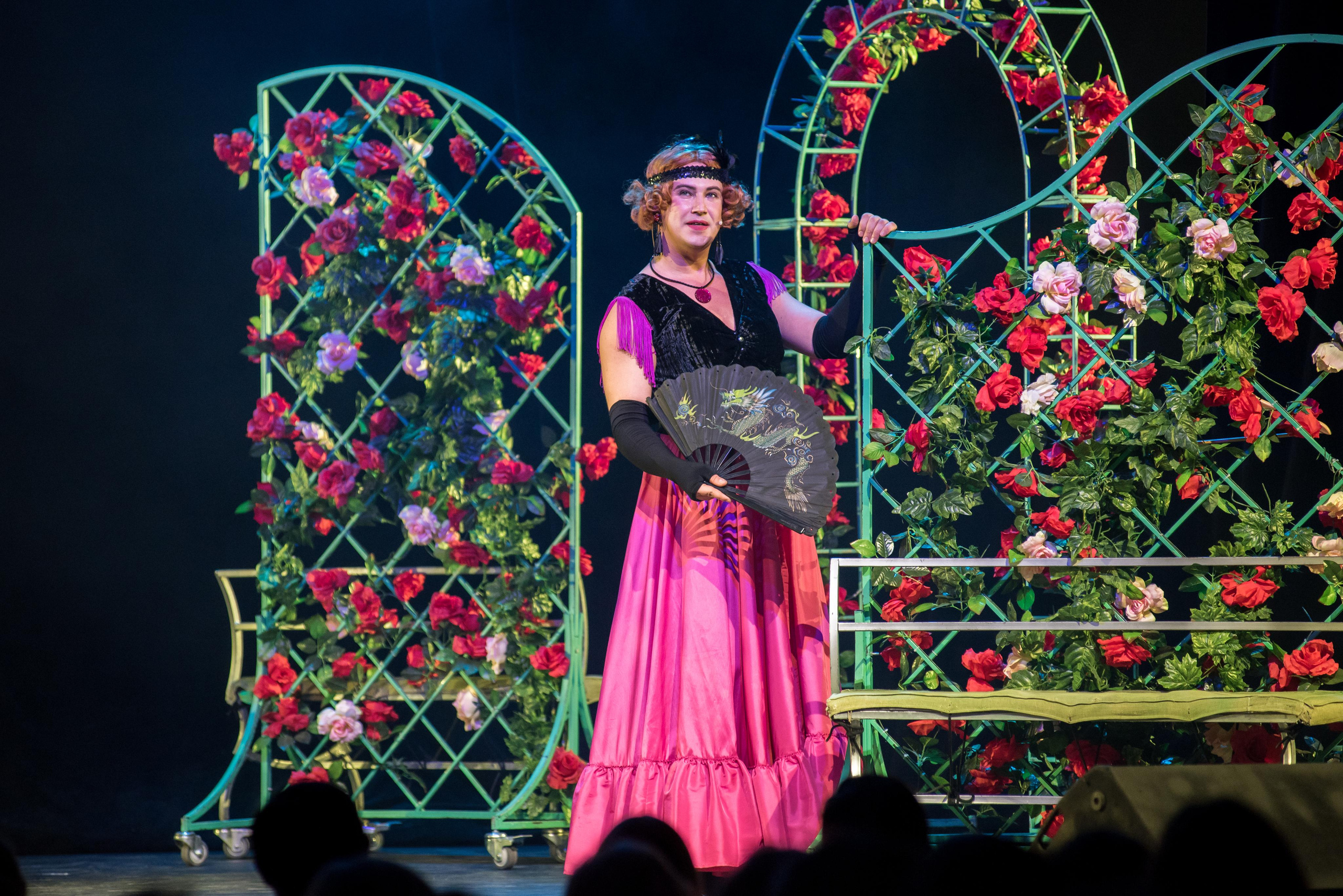 Спектакль «Здравствуйте, я ваша тётя!» — театр «На Басманной». Бренд-фотограф для экспертов и блогеров в Москве Влада Горбовская