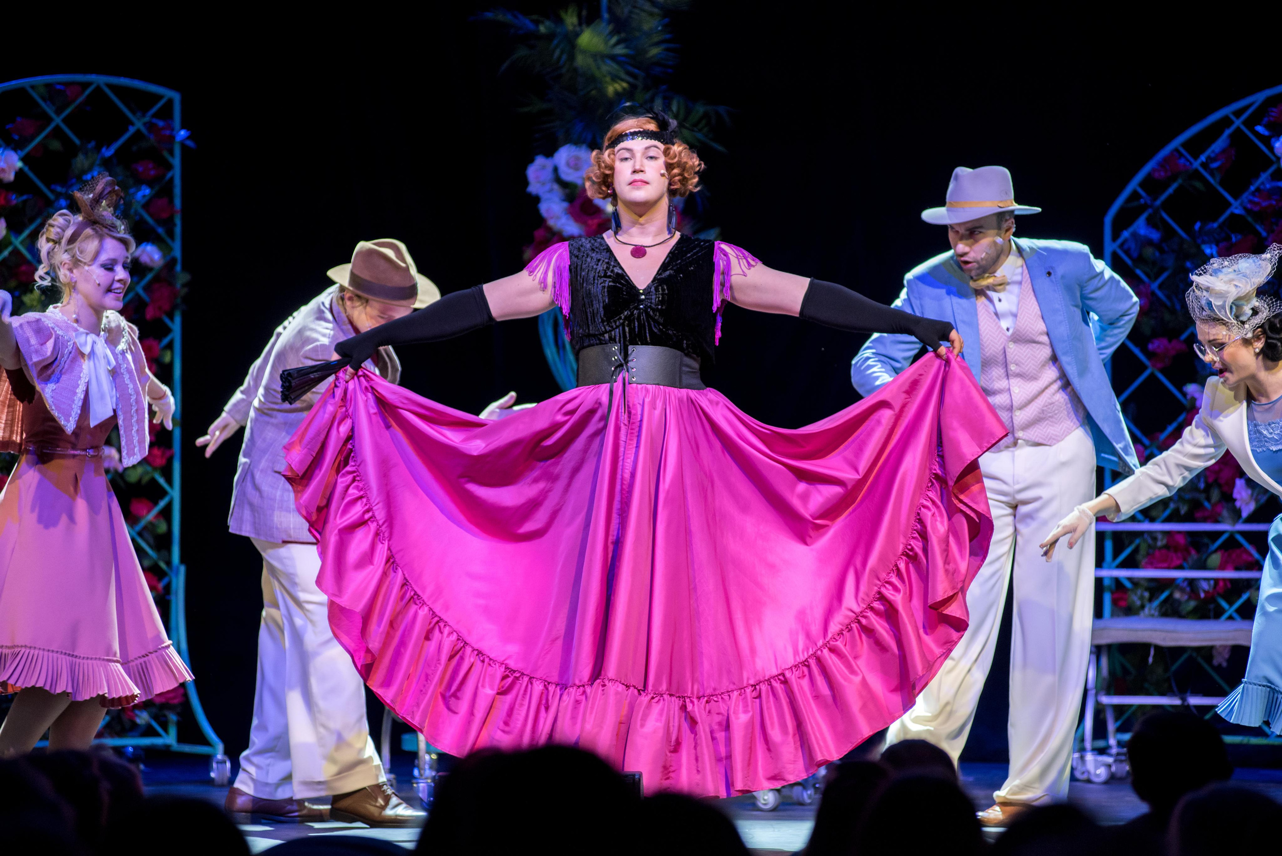 Спектакль «Здравствуйте, я ваша тётя!» — театр «На Басманной». Бренд-фотограф для экспертов и блогеров в Москве Влада Горбовская