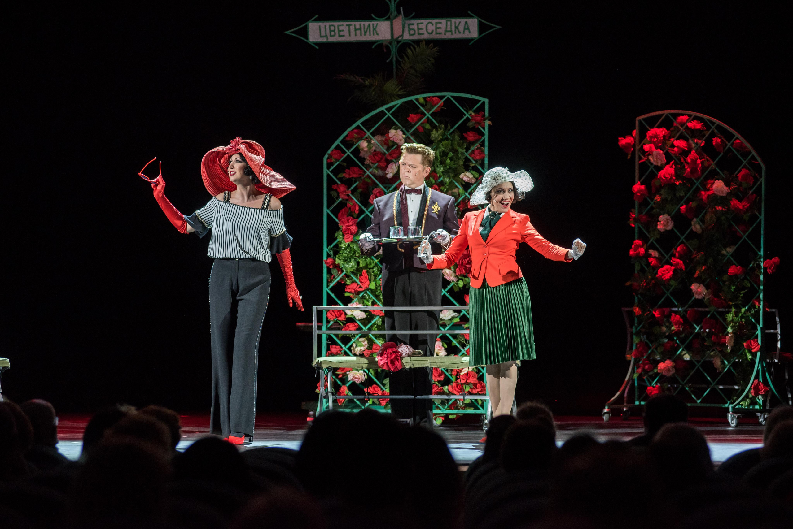 Спектакль «Здравствуйте, я ваша тётя!» — театр «На Басманной». Бренд-фотограф для экспертов и блогеров в Москве Влада Горбовская