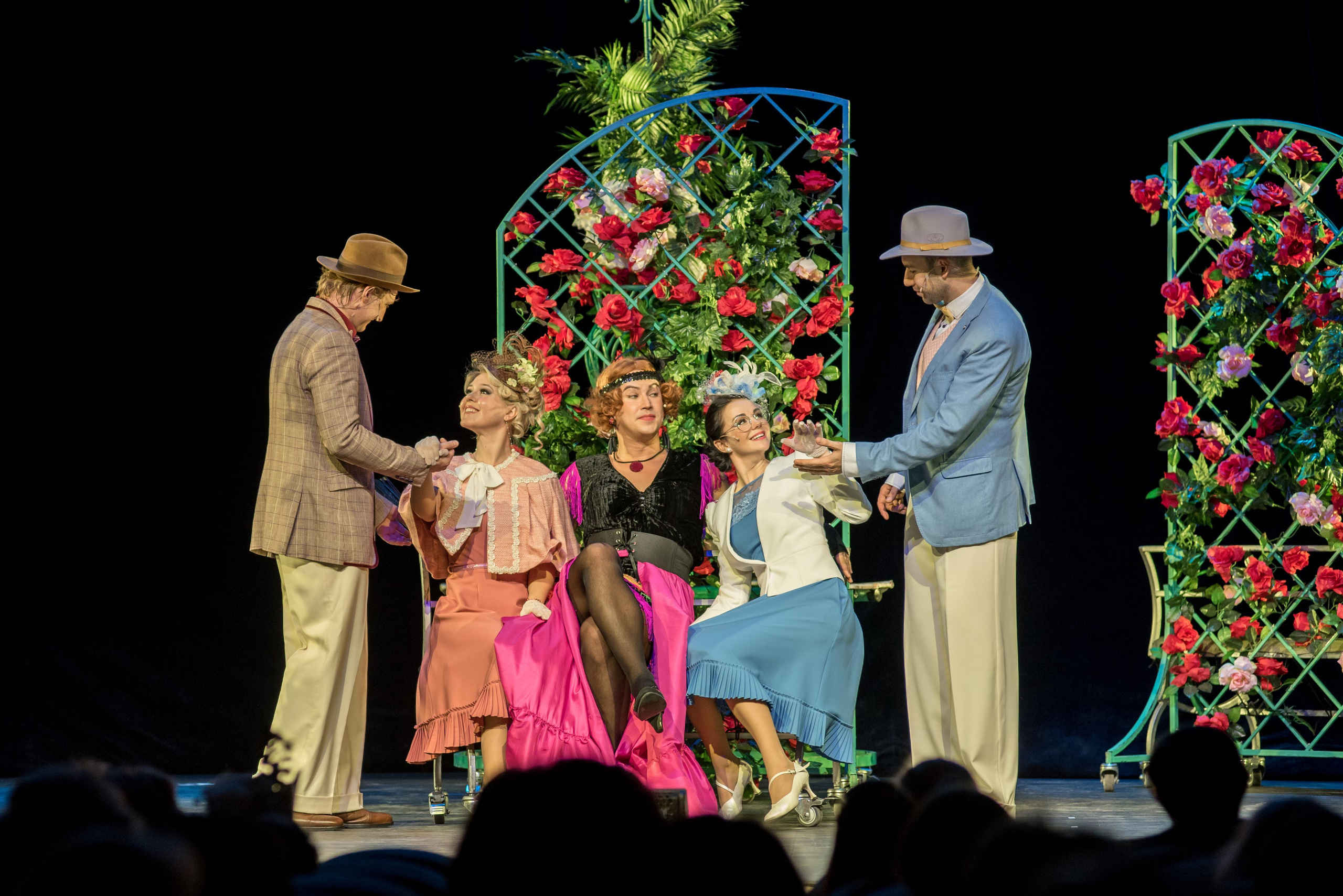 Спектакль «Здравствуйте, я ваша тётя!» — театр «На Басманной». Бренд-фотограф для экспертов и блогеров в Москве Влада Горбовская