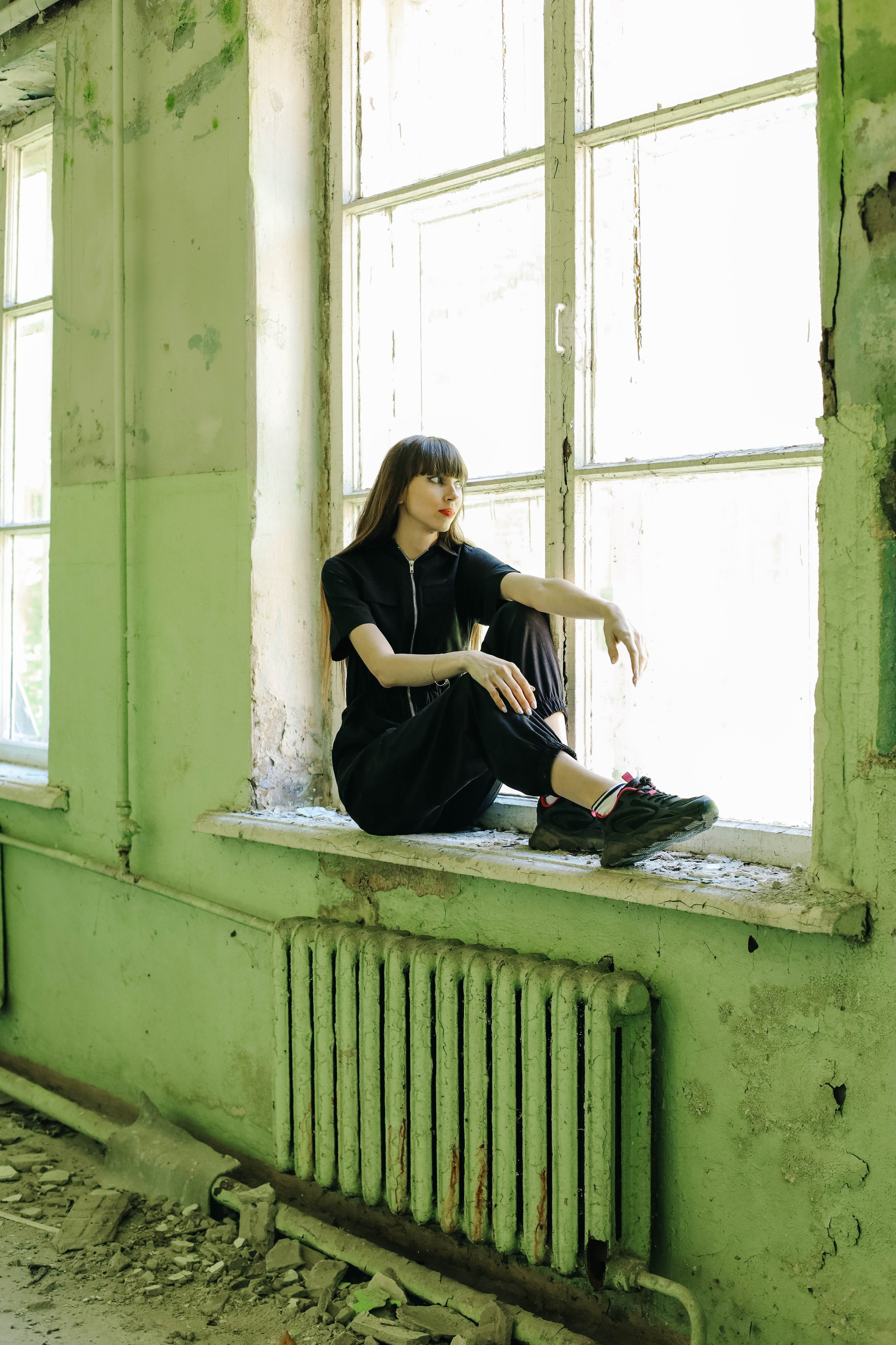 Валентина и заброшенная школа. Фотограф Анна Бурлакова