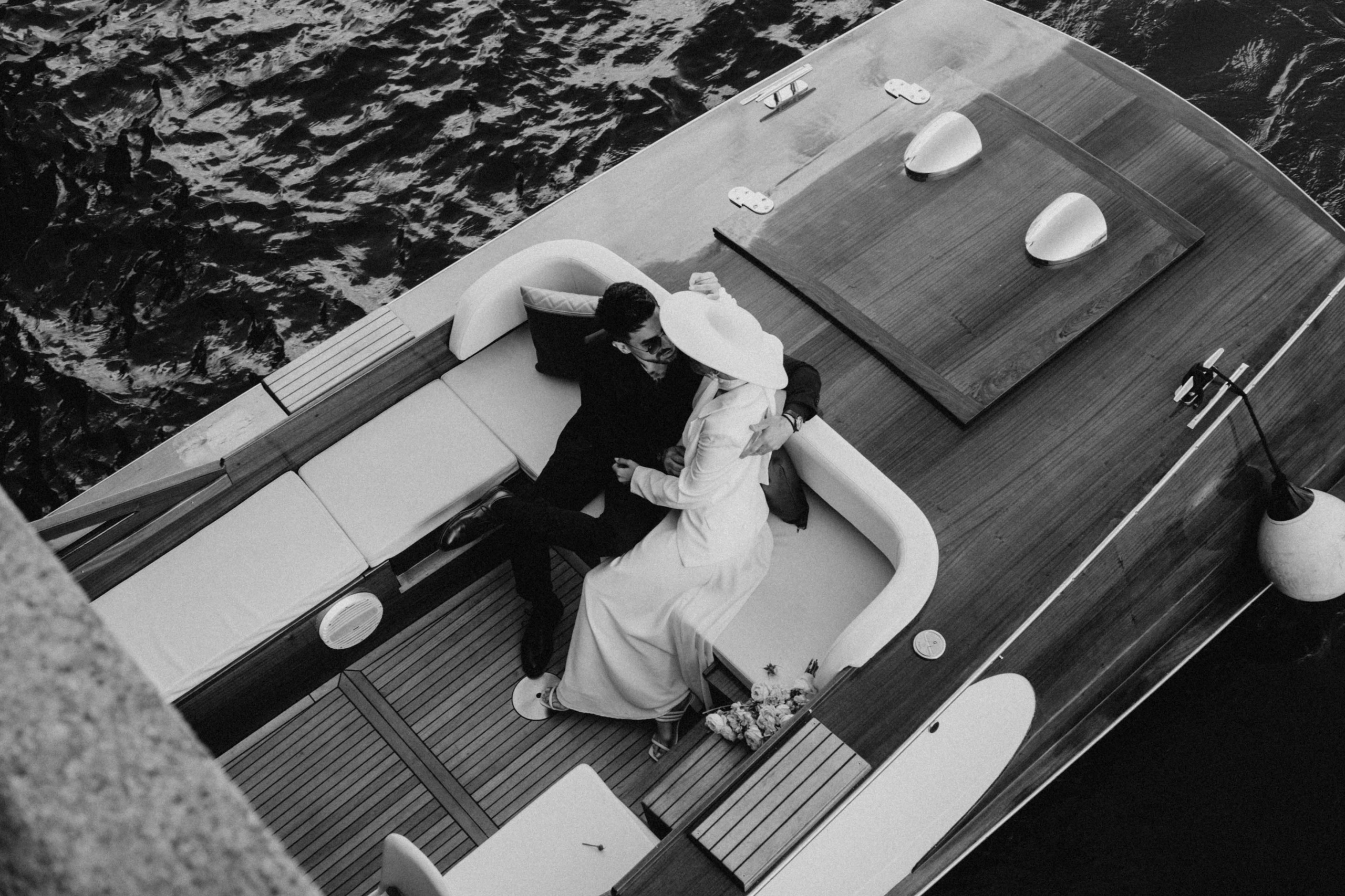 СВАДЕНБНАЯ СЬЕМКА НА КАТЕРЕ ПО КАНАЛАМ САНКТ-ПЕТЕРБУРГА И В АКВАТОРИИ НЕВЫ. Профессиональный фотограф, Санкт-Петербург — Виктория Богомолова