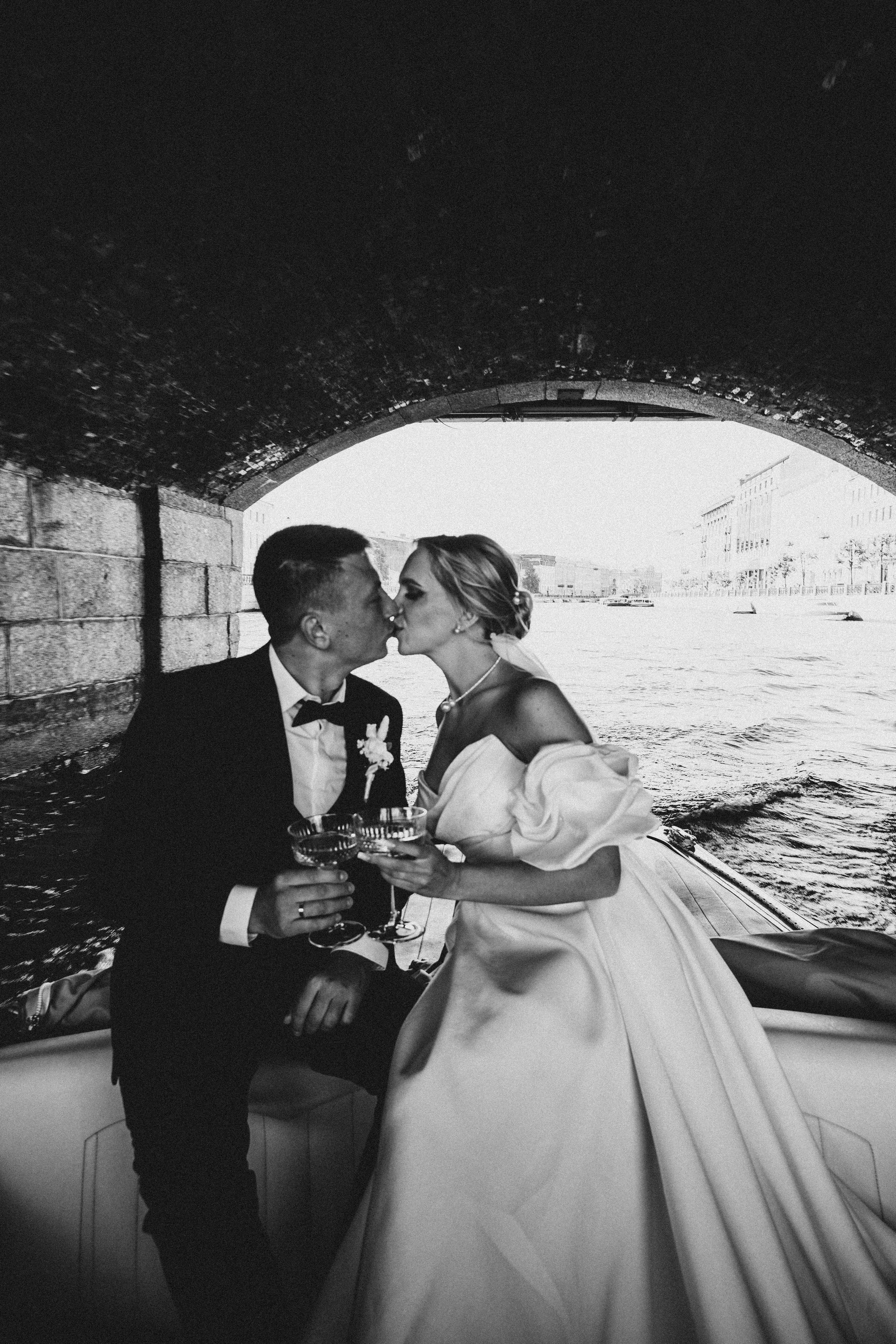 СВАДЕНБНАЯ СЬЕМКА НА КАТЕРЕ ПО КАНАЛАМ САНКТ-ПЕТЕРБУРГА И В АКВАТОРИИ НЕВЫ. Профессиональный фотограф, Санкт-Петербург — Виктория Богомолова