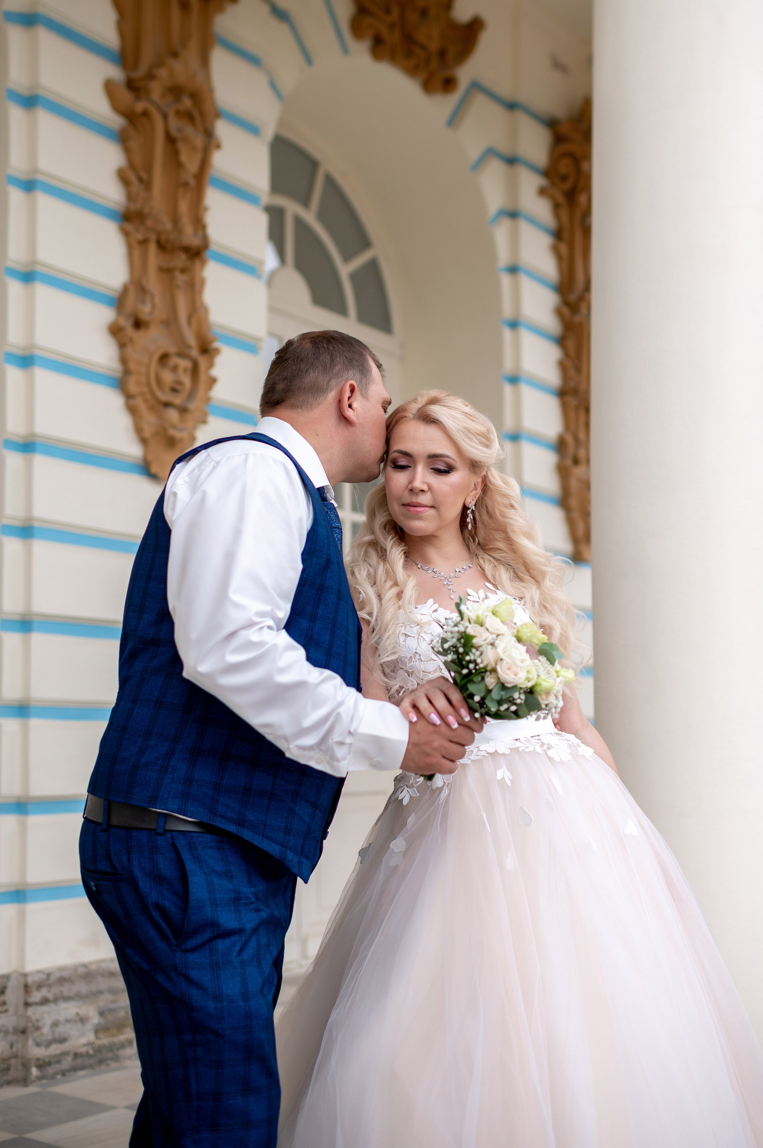 Евгения (фотосессия с малиновым chevrolet camaro, в сирени в Пушкине в Екатерининском парке). Портретный, семейный и свадебный фотограф в Санкт-Петербурге и в Пушкине Ширяев Денис