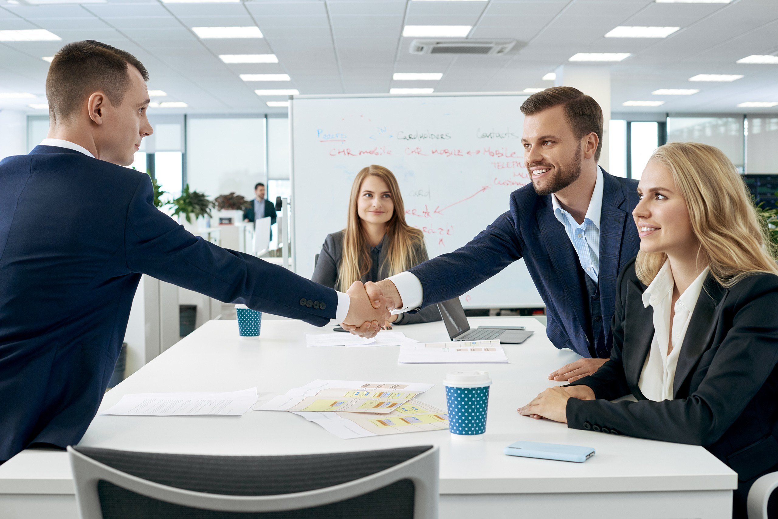 Съемка сотрудников в деловом стиле на бизнес встрече