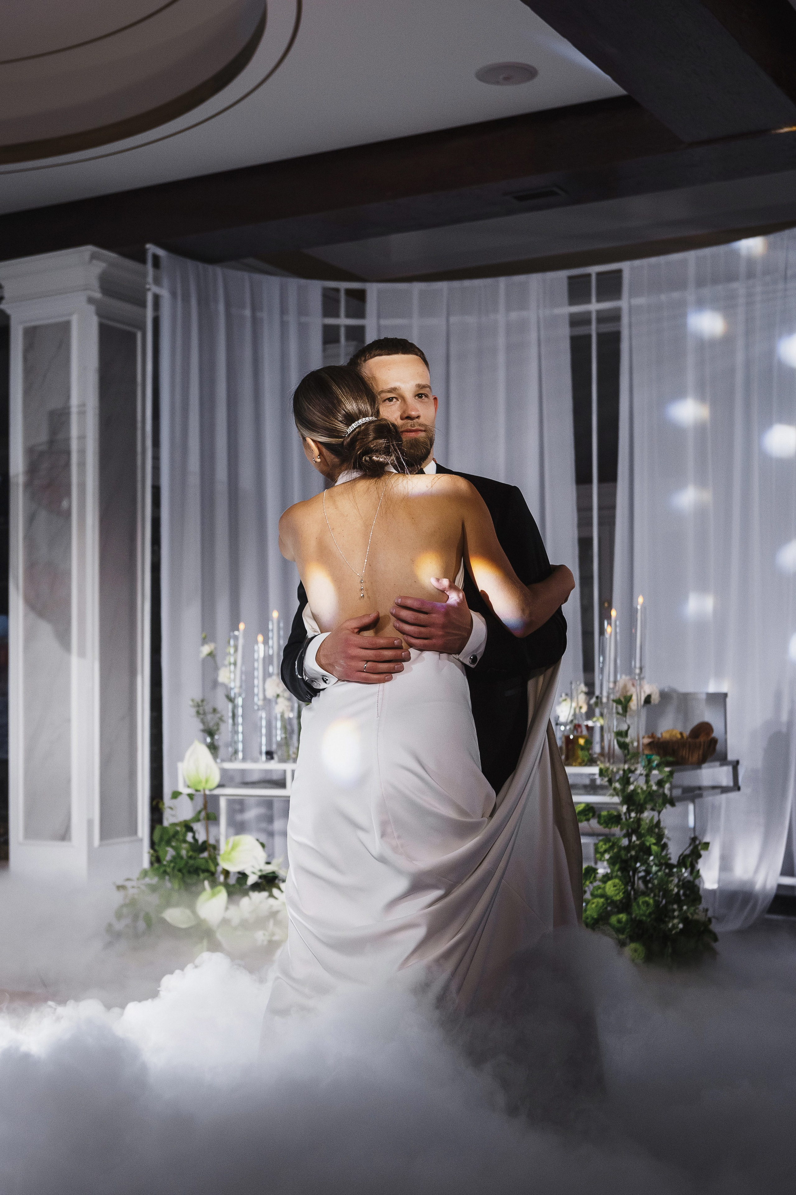 Жених и невеста обнимаются во время первого танца на свадьбе в комплексе Golden Horse, фотограф Таганрог