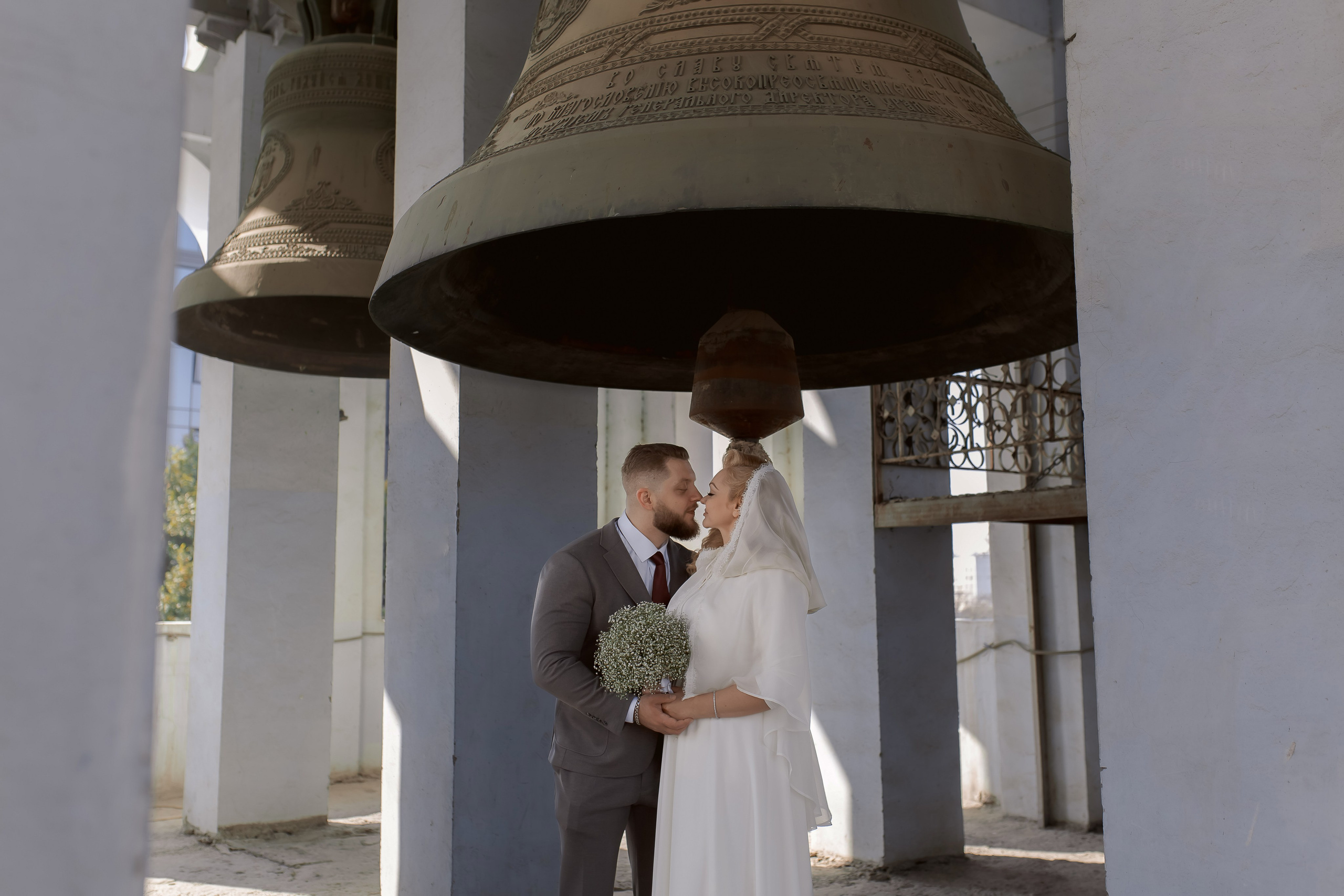 муж и жена на колокольне Успенского собора в Ташкенте перед Венчанием