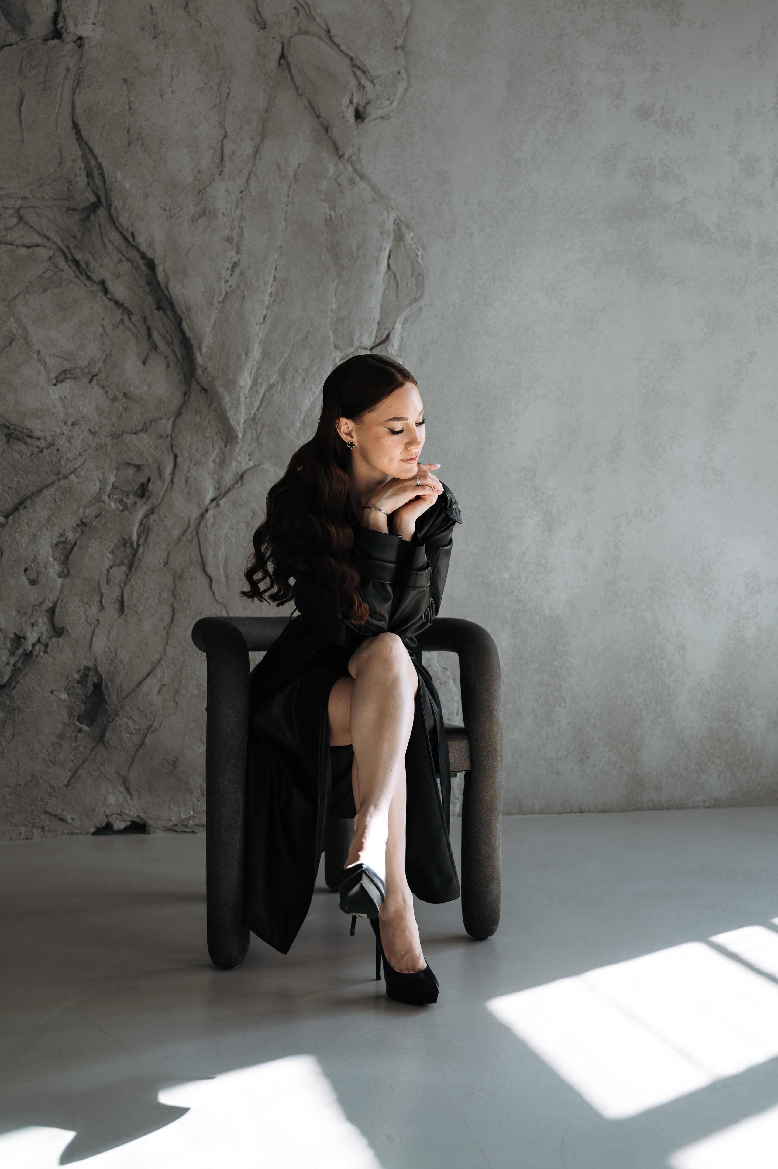 Настя — фотосессия в темной студии с хрустальной люстрой. Портретный и семейный фотограф в Екатеринбурге Мария Чахеева