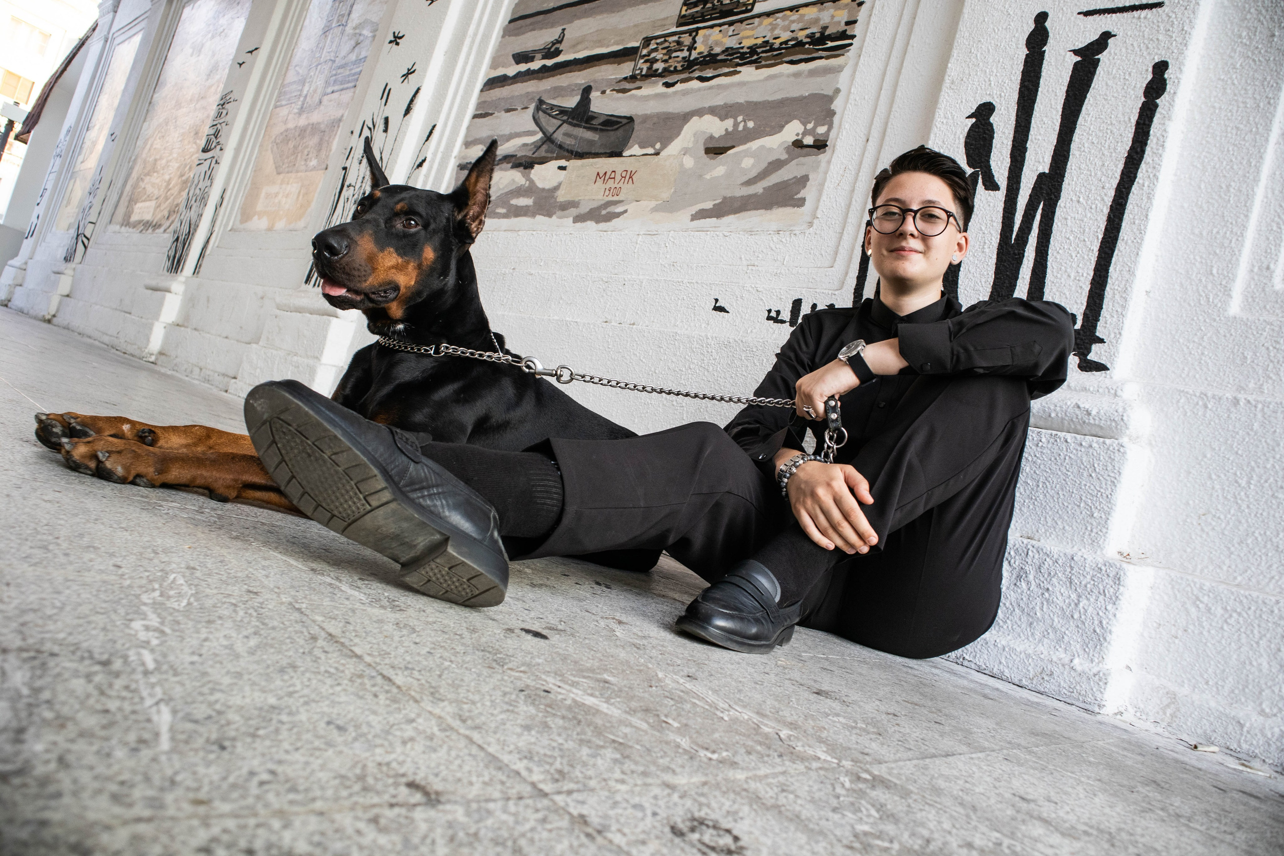 «Жизнь в ритме шага: пара с доберманом». Уличный фотограф Города N