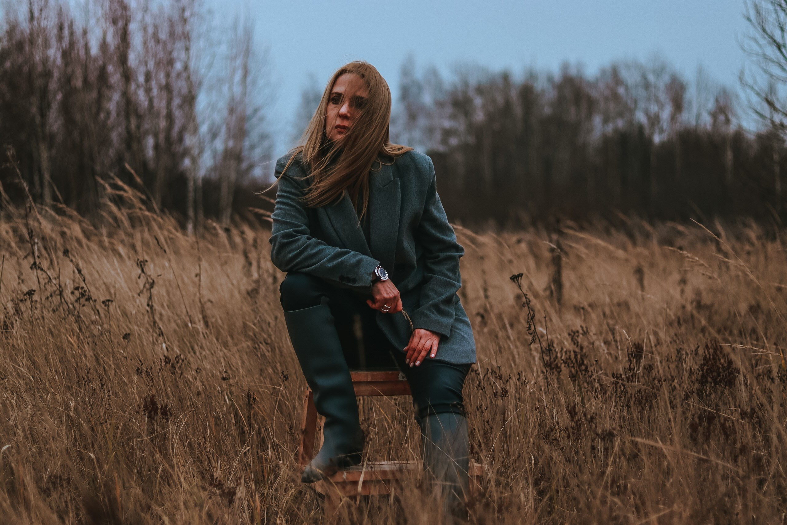 Фотосессия в стиле Питера Линдберга в поле