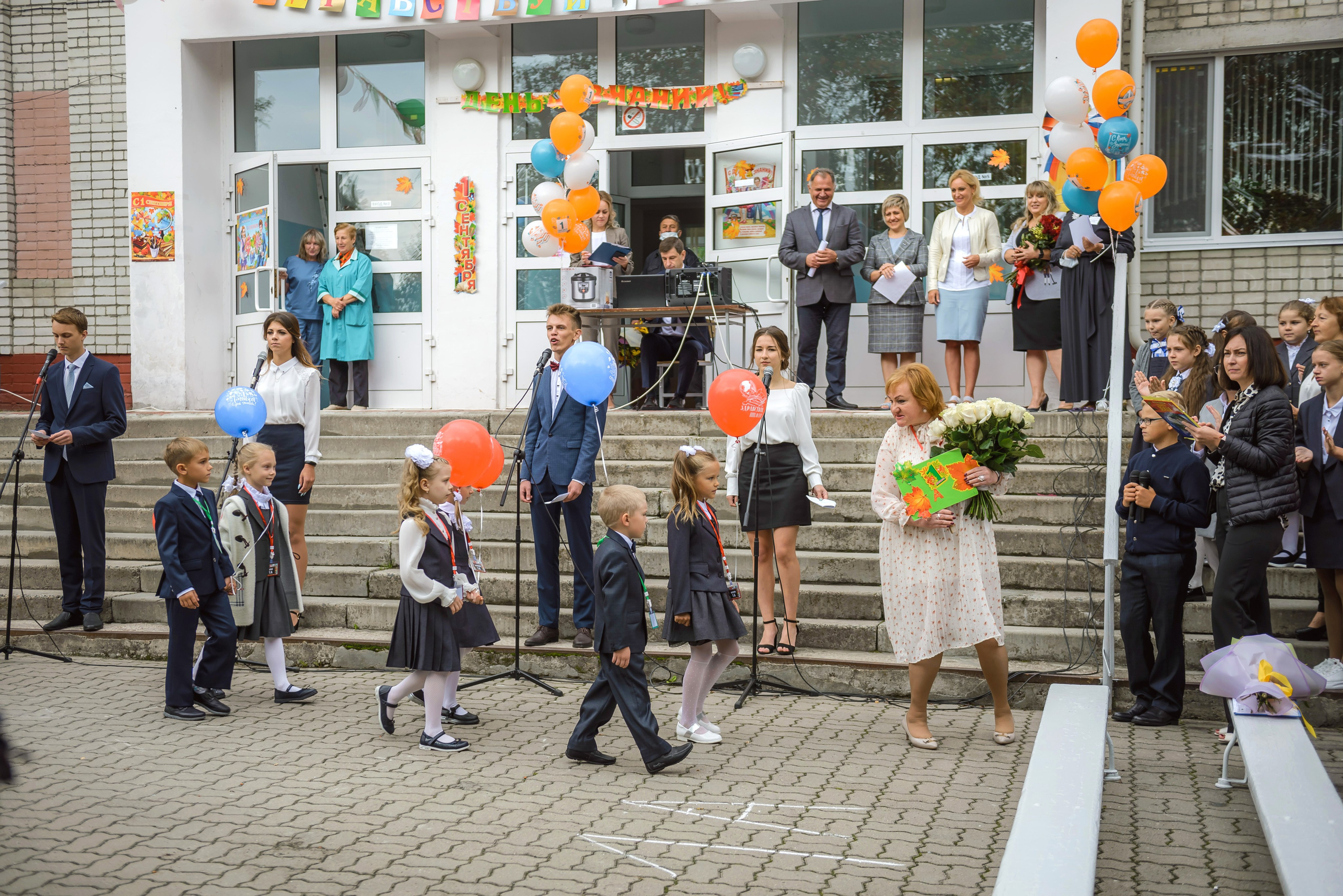 Линейка 11-е классы 2023. Фотограф Галина Лисанова, г. Брянск