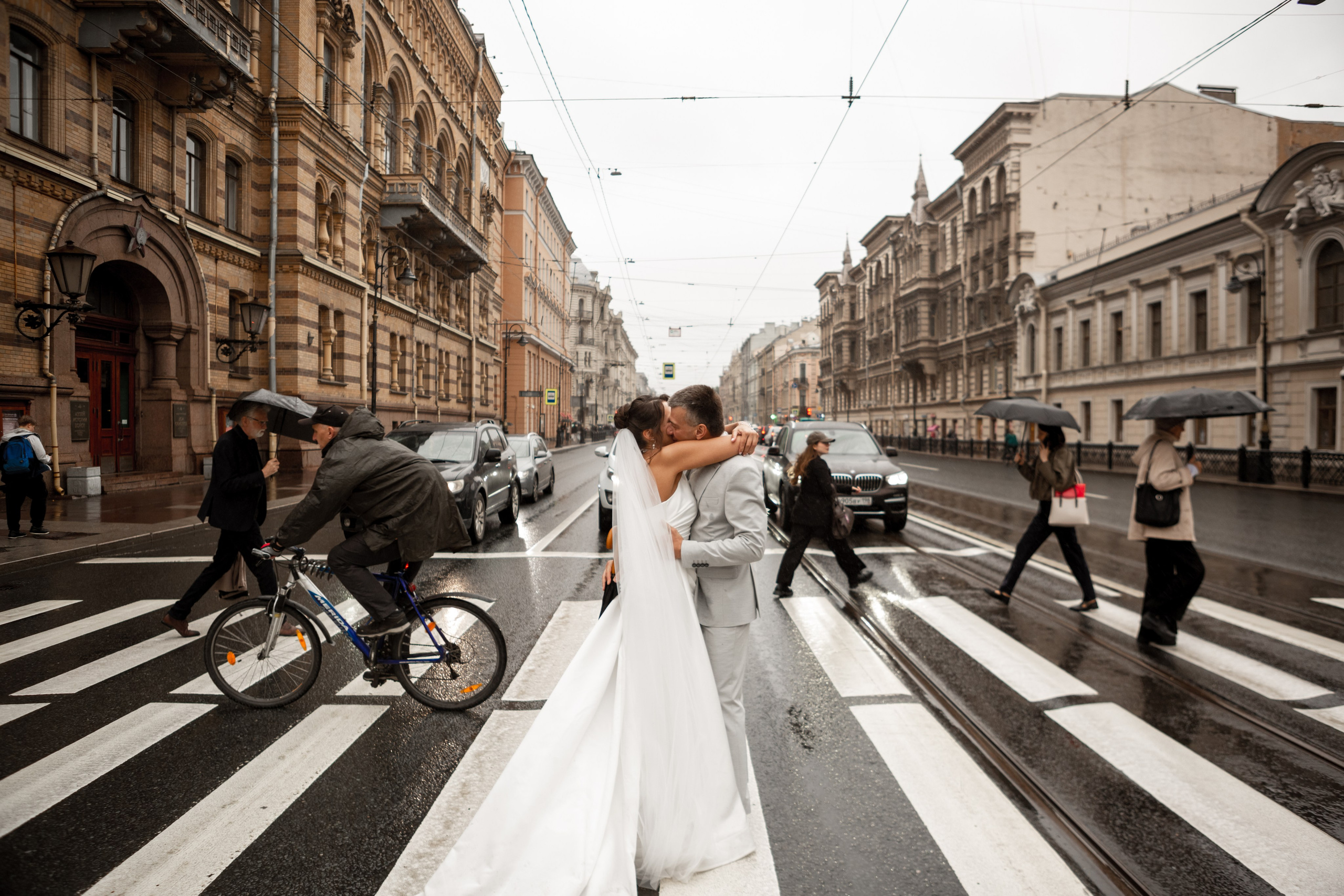 Свадебная фотопрогулка в ночном Петербурге
