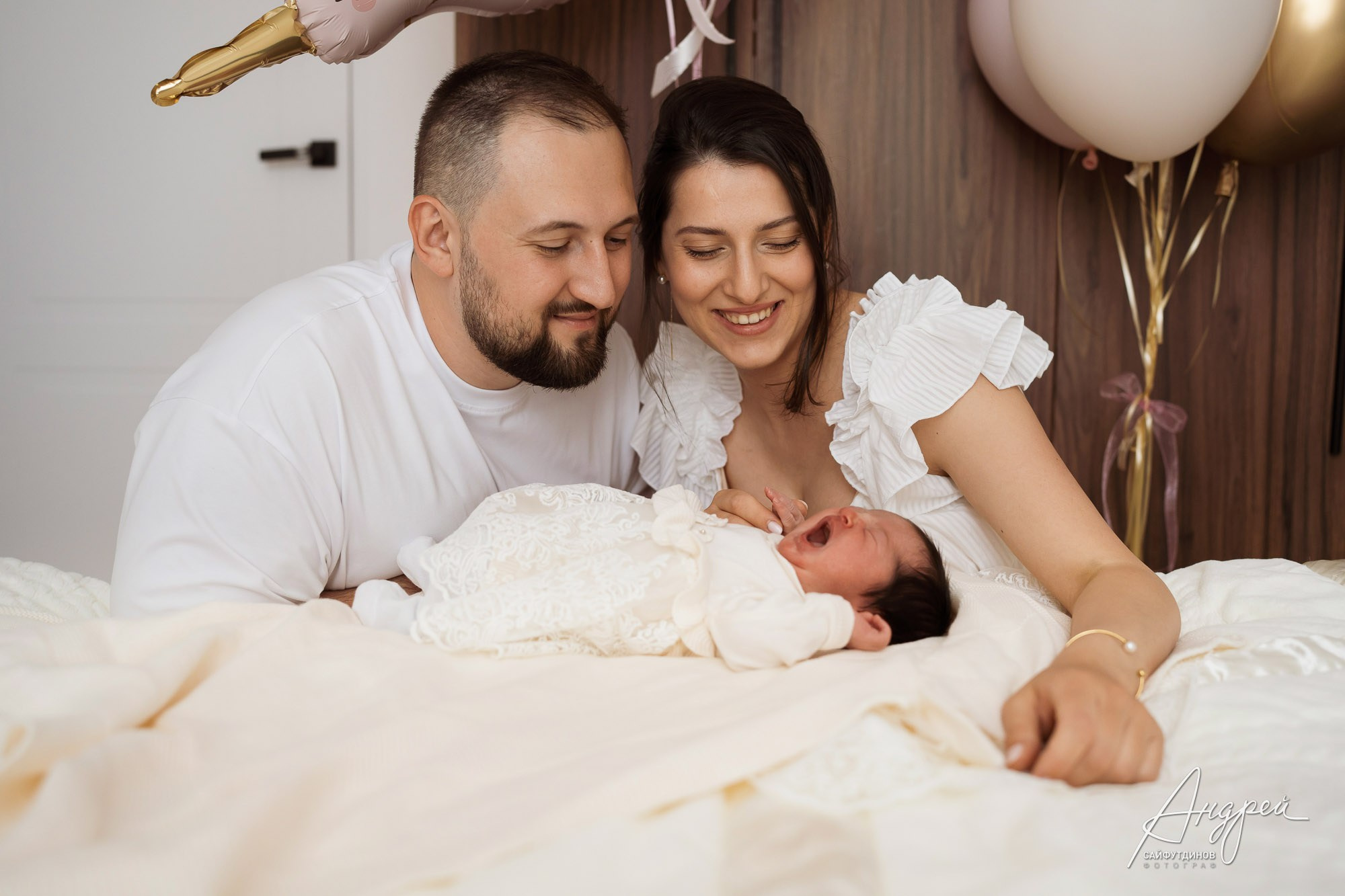 Родители любуются новорожденной дочкой дома в день выписки из роддома, Ростов-на-Дону, семейная фотосессия.