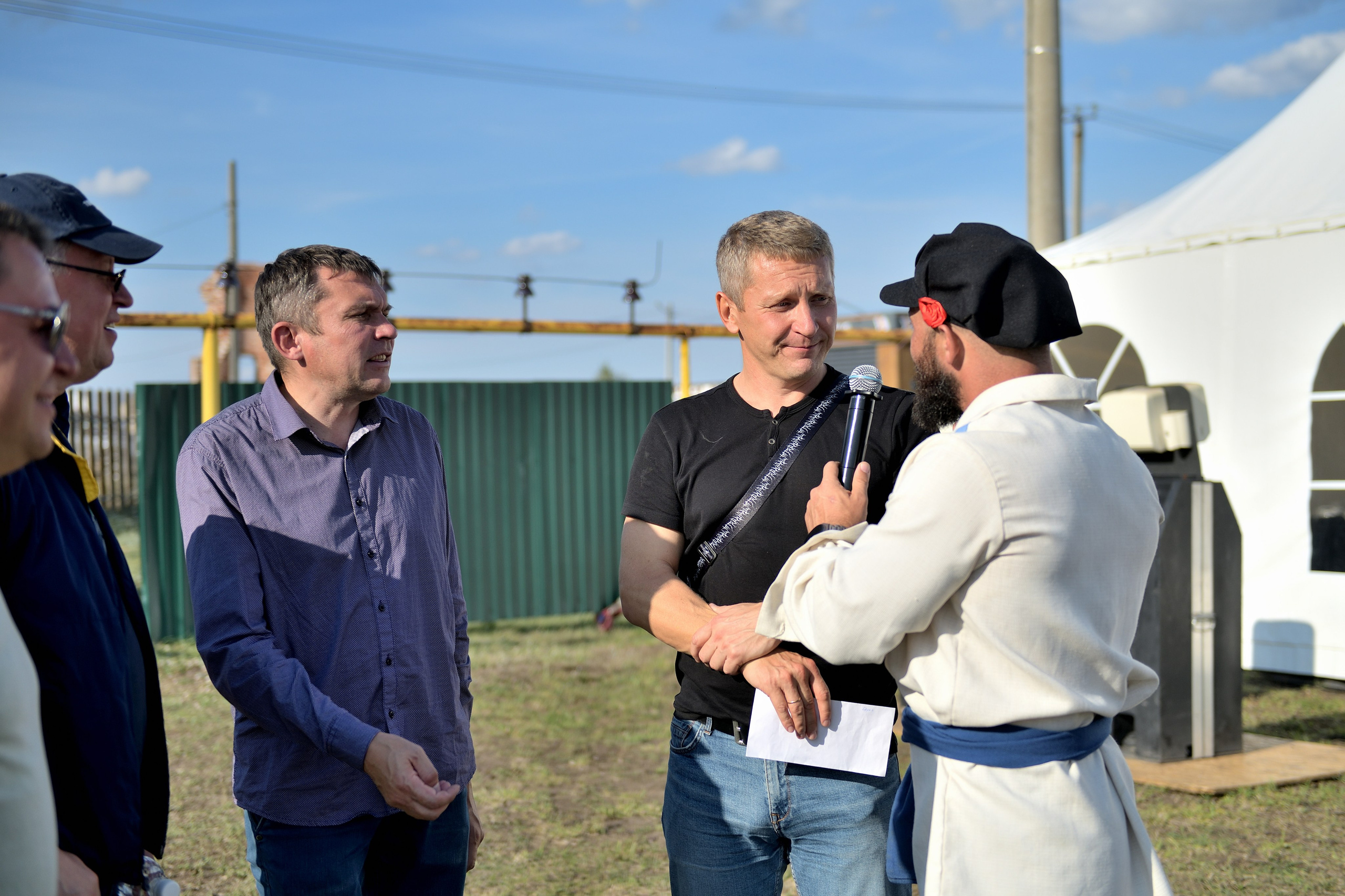 "Мужчины обсуждают на тимбилдинге, как в нем участвовать".