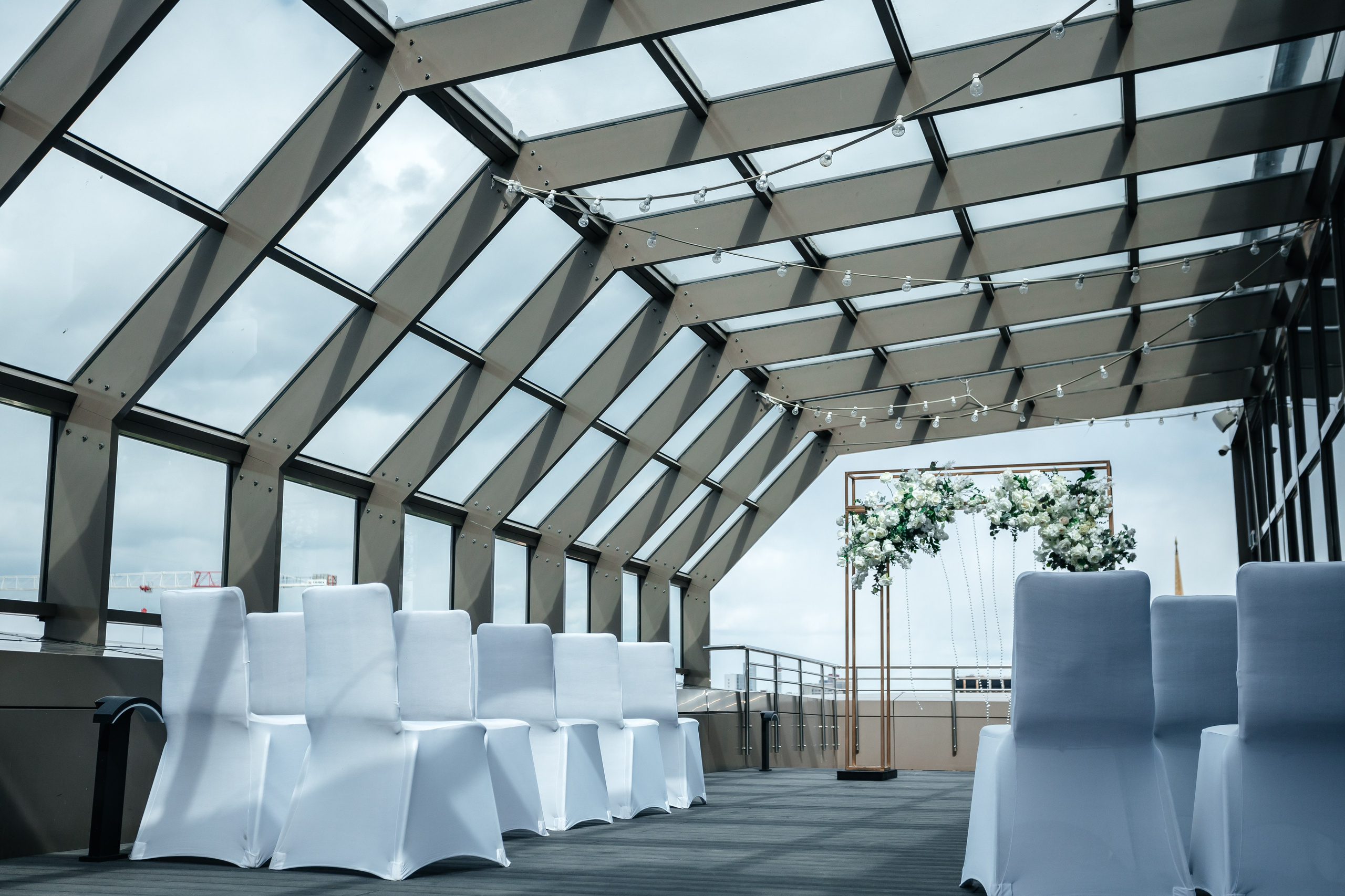 Фотосъёмка выездной регистрации на крыше отеля Сергей и Екатерина. Александр Оношкин. Свадебный фотограф в Екатеринбурге