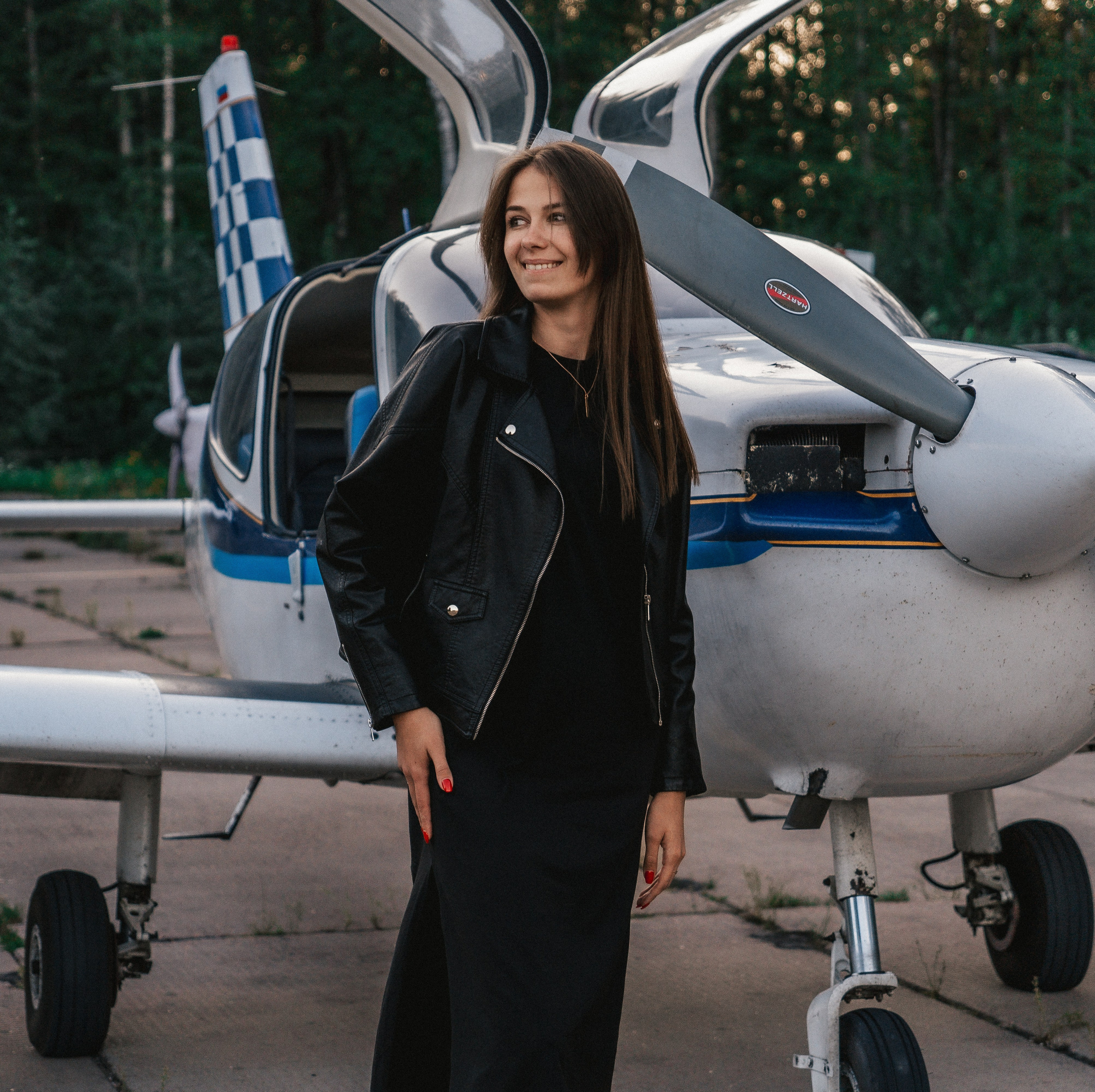 девушка у самолета 