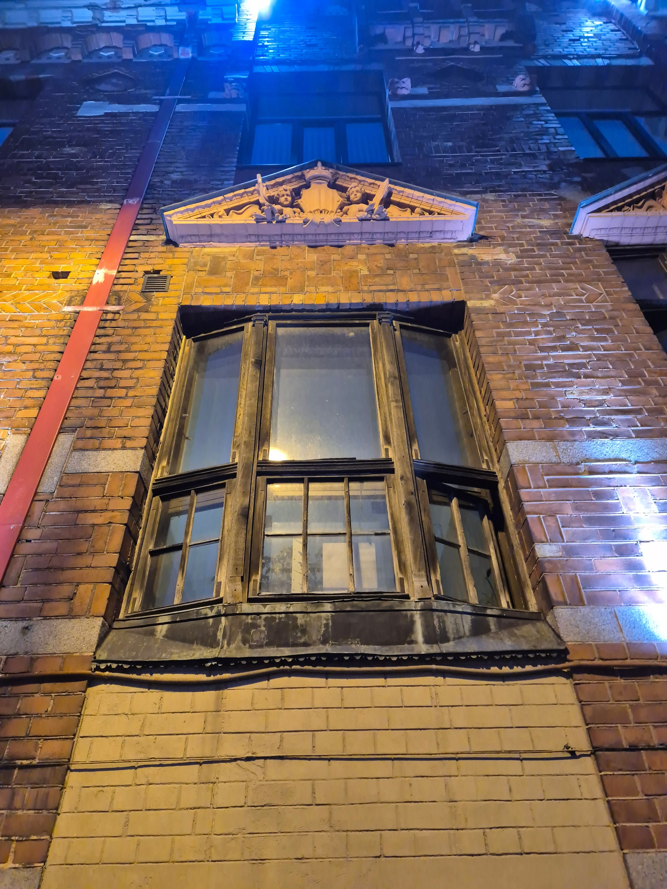 Передохнули в отеле и пошли гулять по ночному городу. Ждать темноты пришлось много дольше, чем планировали. Не белые ночи, но темнеет поздно все равно