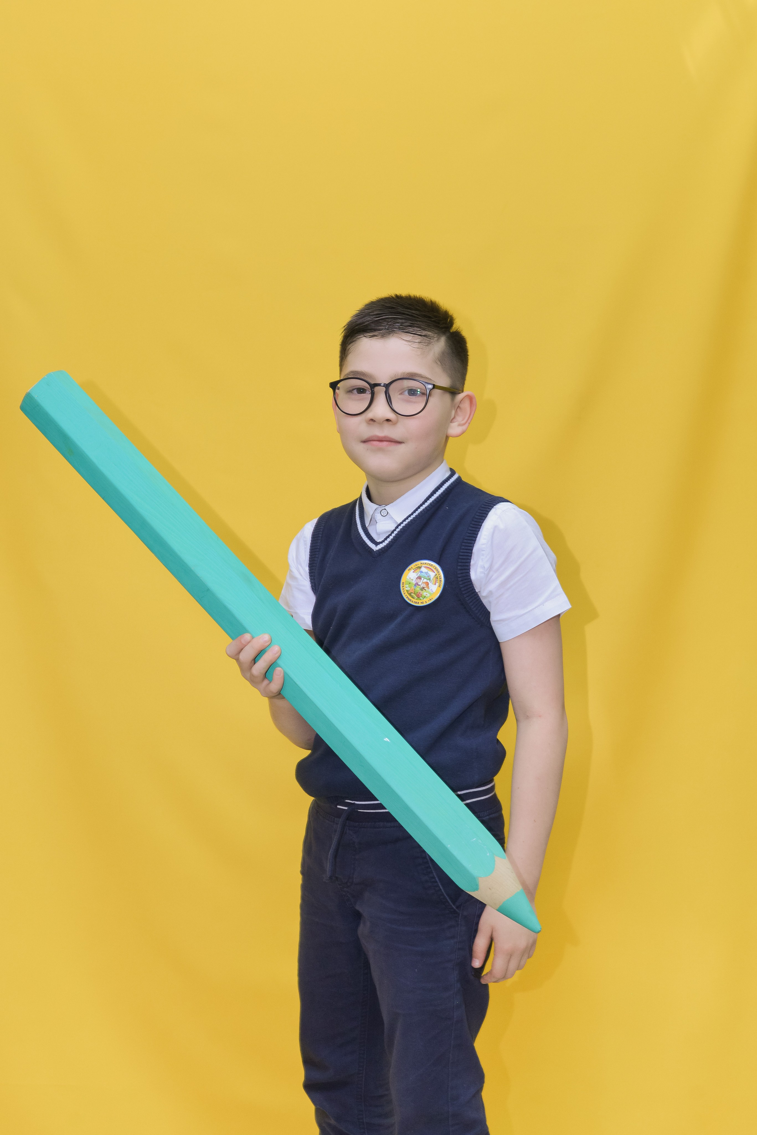 2 класс. На жёлтом фоне. «Веселые карандаши». Детский и школьный фотограф в Костанае Рабига Сейткенова