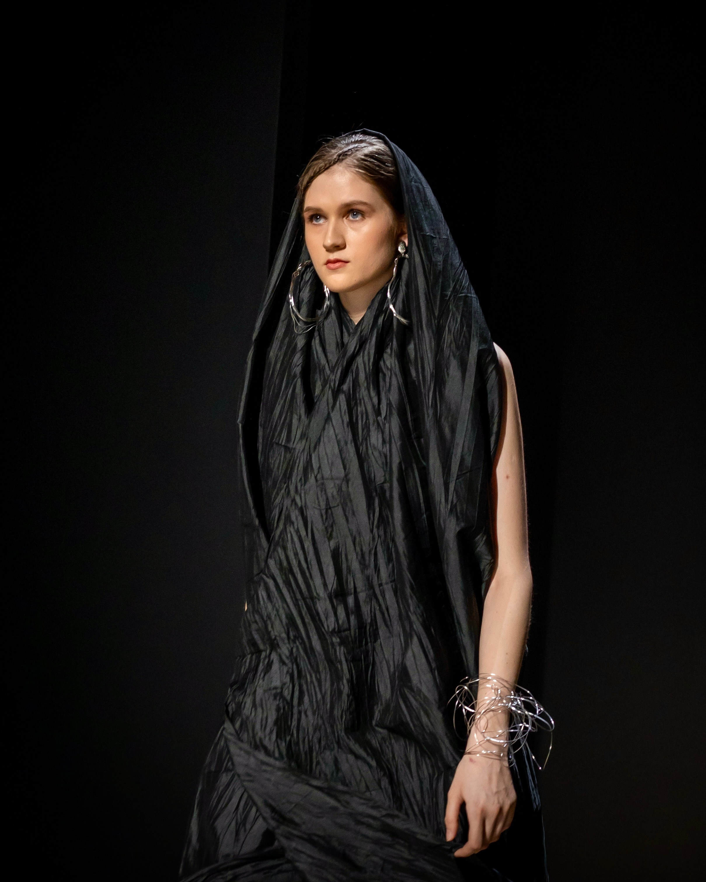 Показ коллекции Darya Kipriyanova (Красноярск) на Московской неделе моды 16 марта 2025. Фотосессии и репортаж — Фотограф в Москве — Рина Серёгина