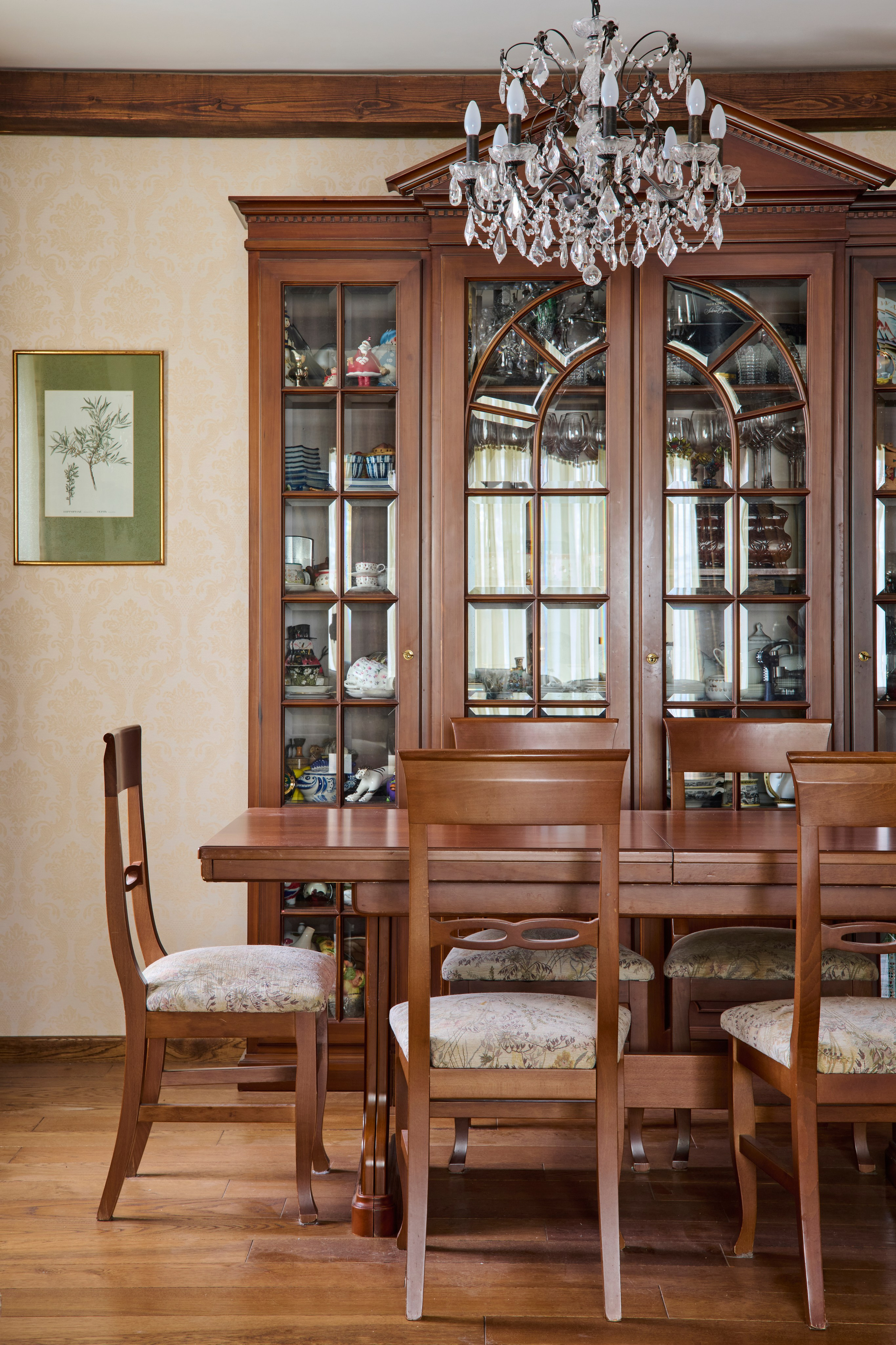 Столовая зона с витриной и люстрой, центральный ракурс / Обеденный стол и шкаф-витрина, композиция комнаты