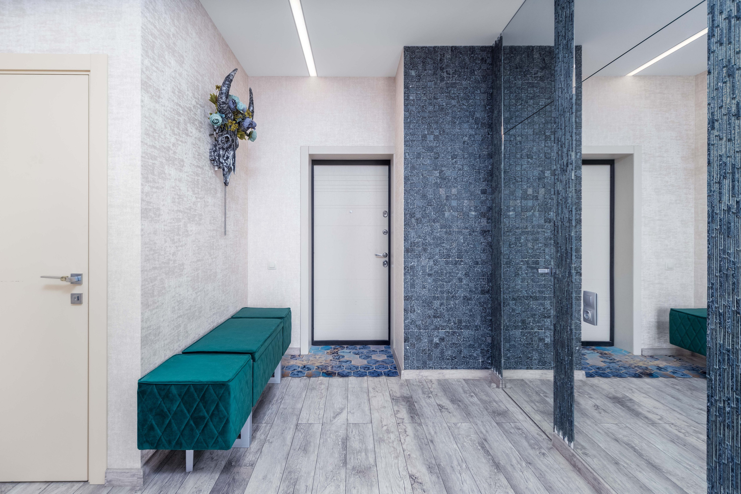 Интерьерное фото прихожей в трехкомнатной квартире в Минск Мир