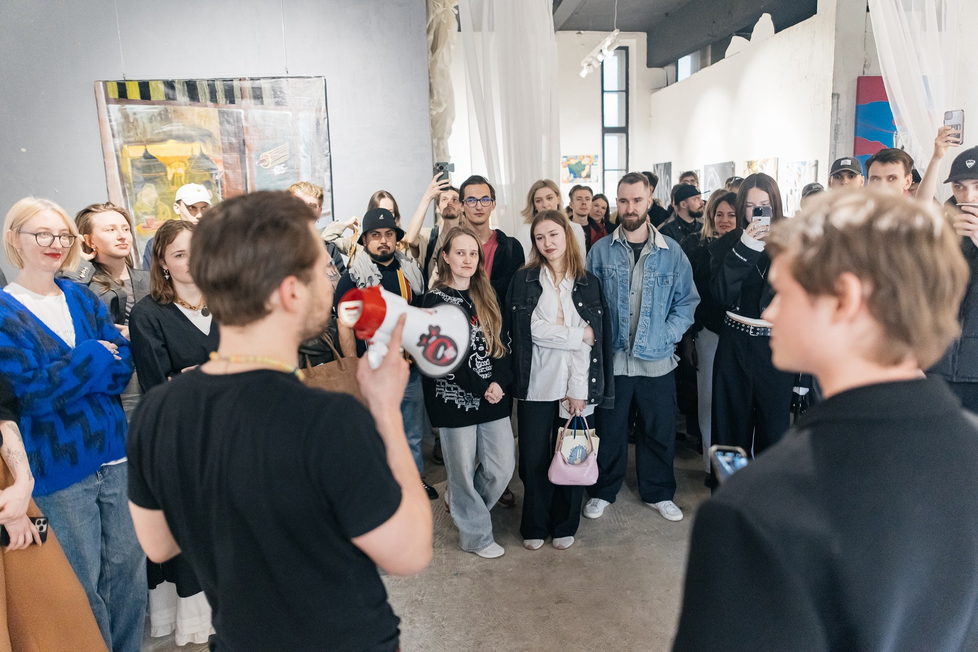 IZZI ROOM | Открытие выставки | май 2025. Репортажный фотограф в Санкт-Петербурге СПБ Алиса Ческидова на ваше мероприятие