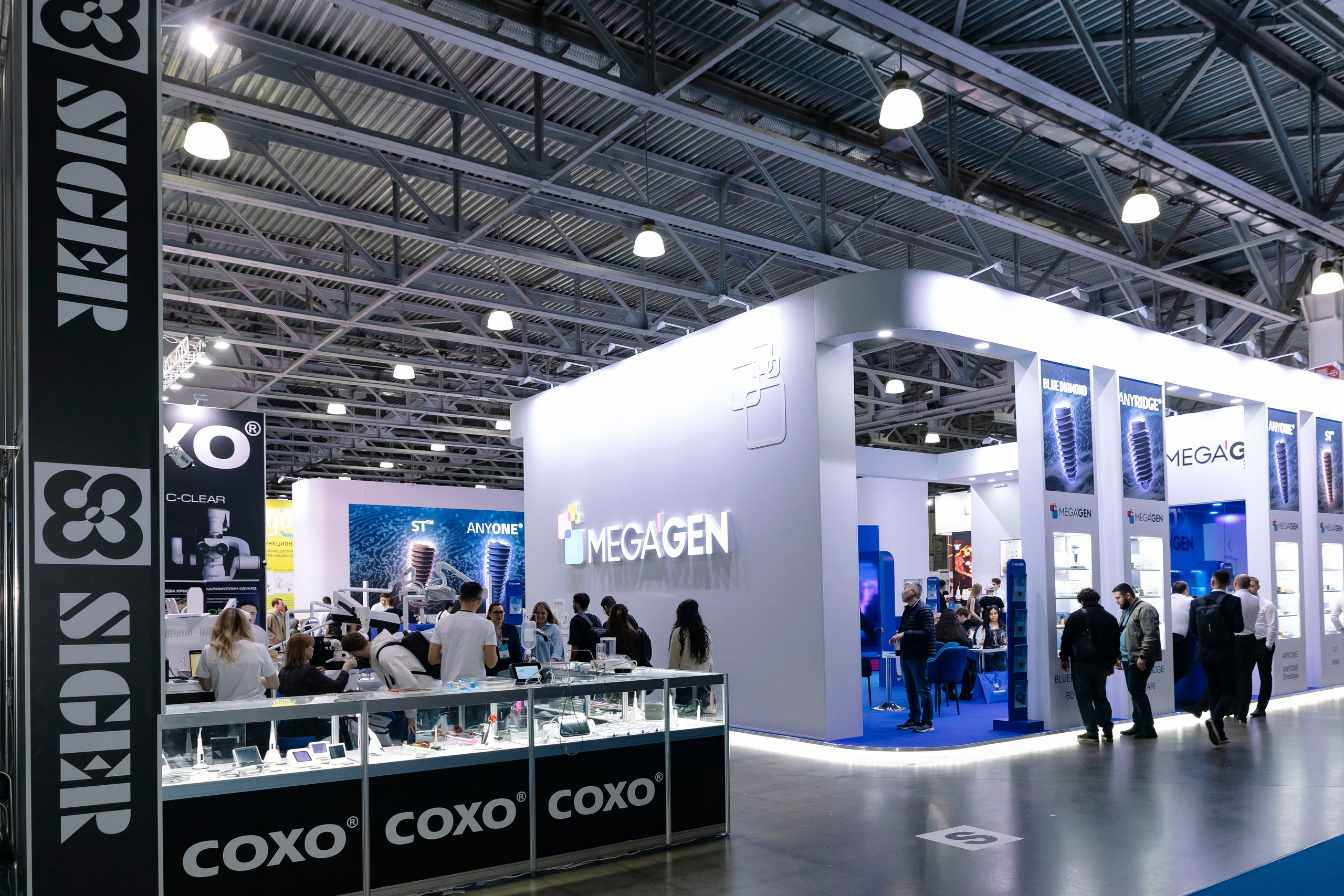 Стоматологическая выставка Dental Salon 2026. Профессиональный фотограф в Москве | Заказать фотосессию и съемку