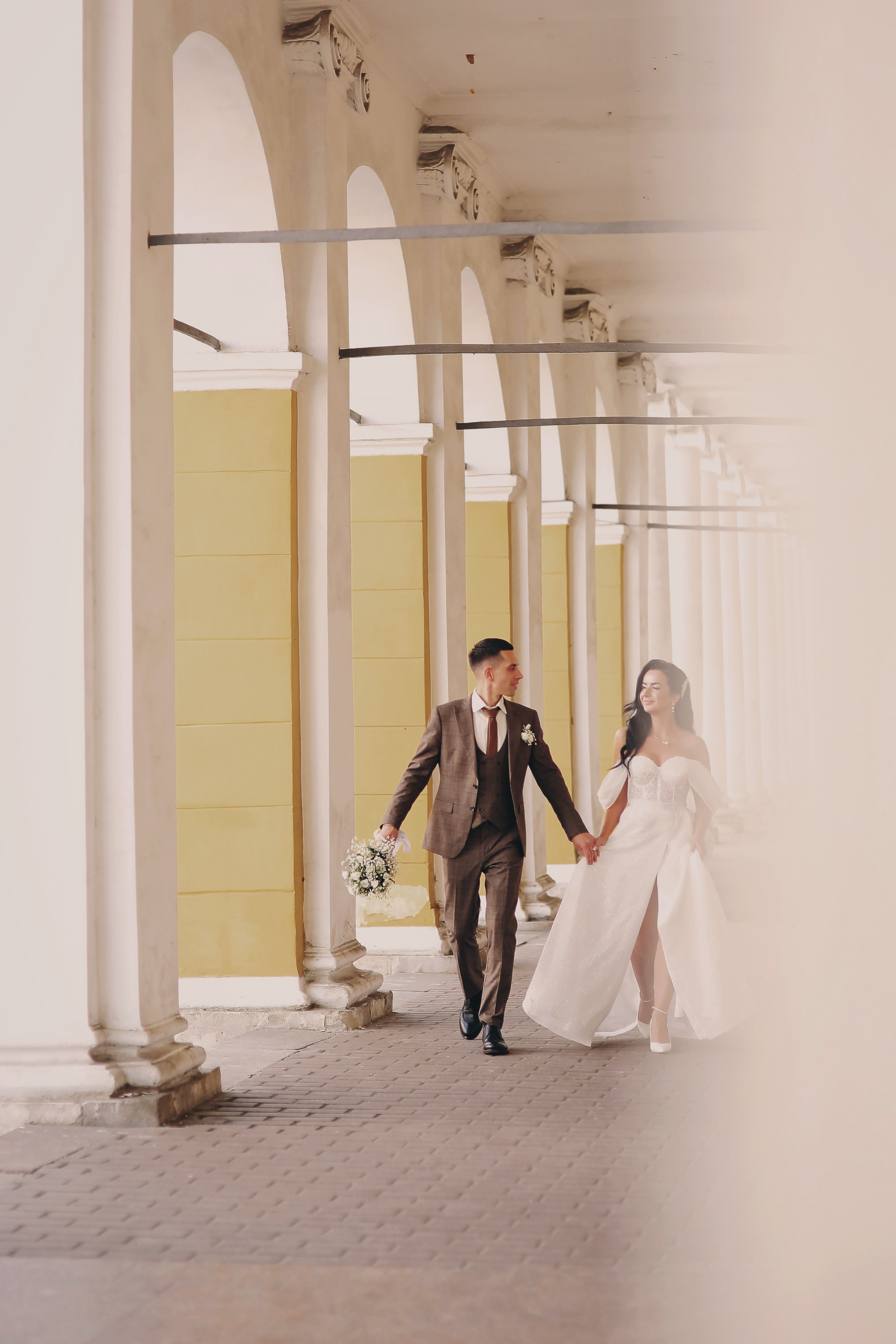 Съемка пары Марии и Ильи, гуляющих по городу. Свадебный и репортажный фотограф в Ярославле и Санкт-Петербурге Роман Микрюков