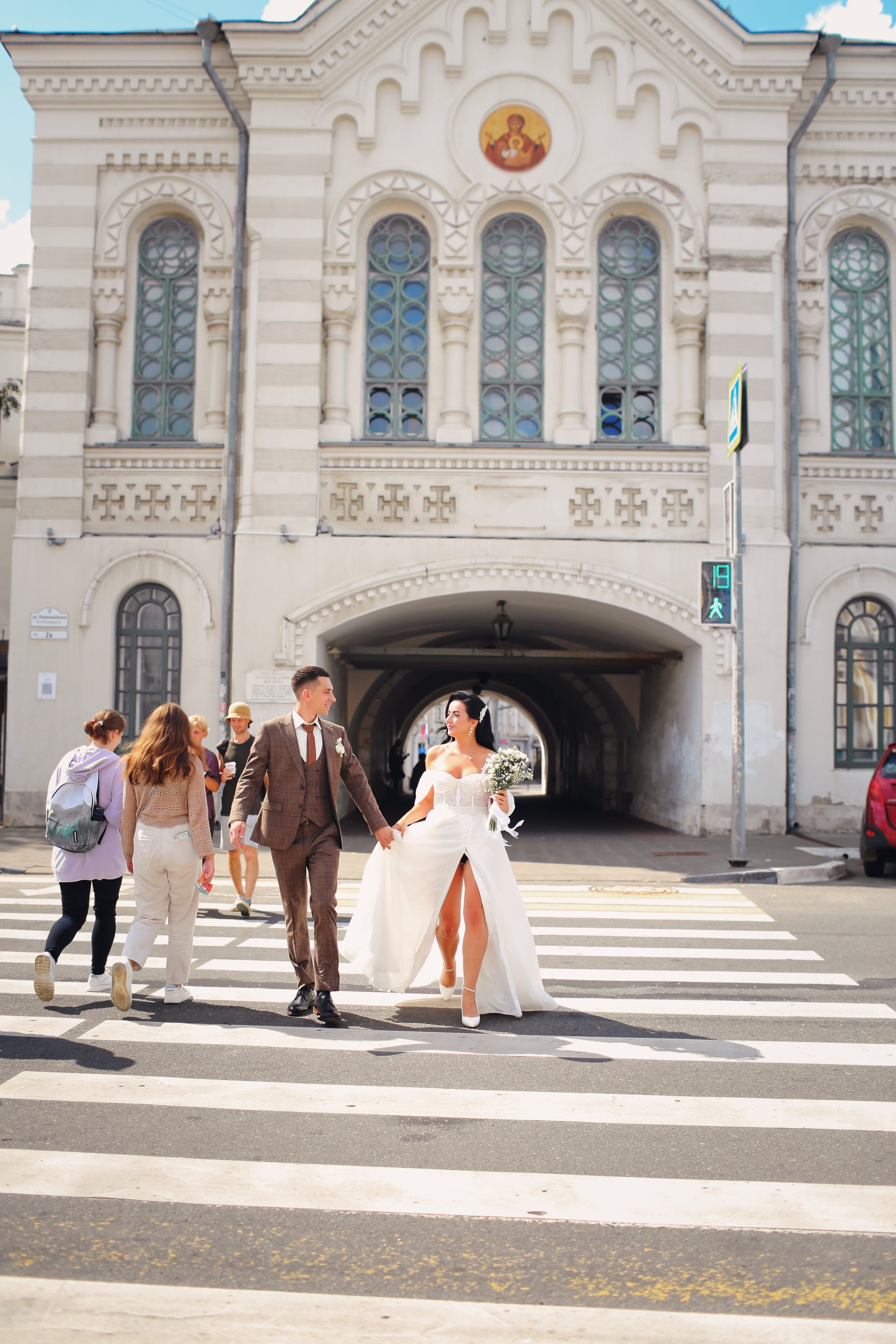 Съемка пары Марии и Ильи, гуляющих по городу. Свадебный и репортажный фотограф в Ярославле и Санкт-Петербурге Роман Микрюков