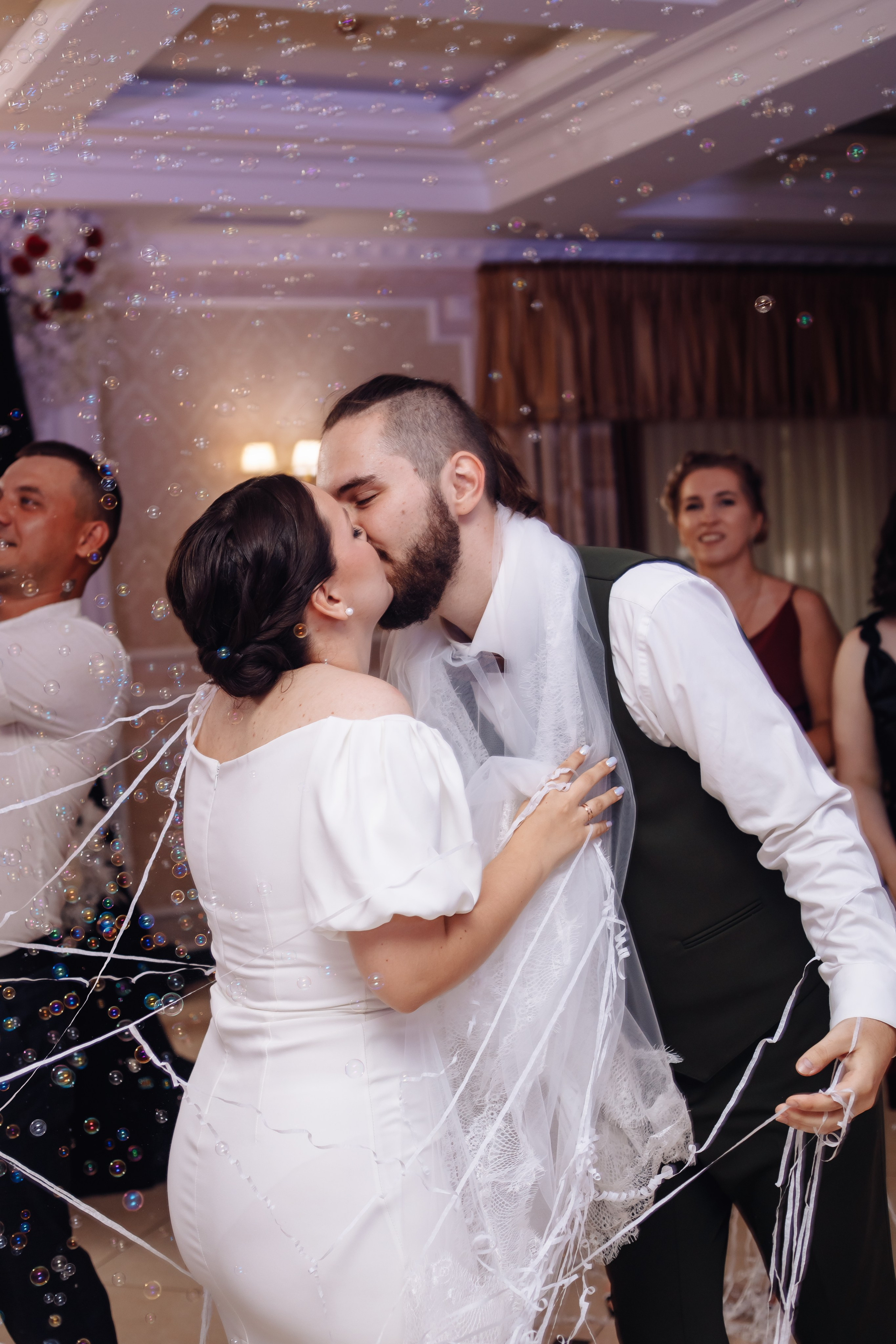 Фото жениха и невесты на свадебном банкете, Новопокровская