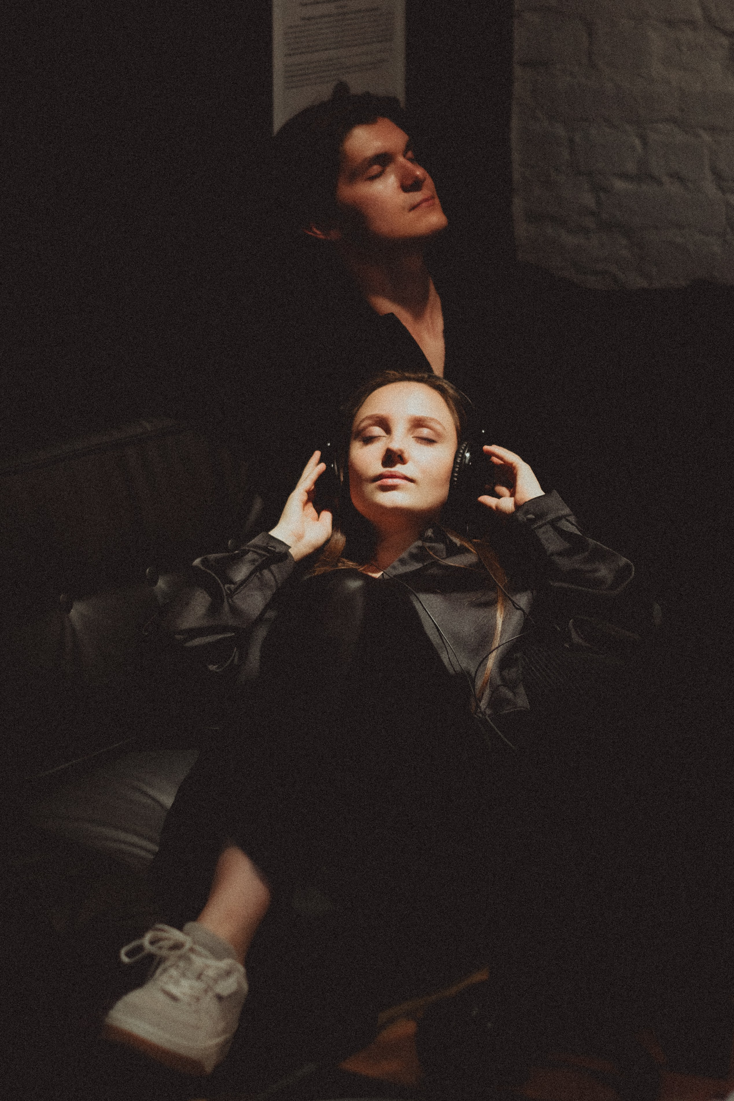 Парная ретро фотосессия в магазине с виниловыми пластинками